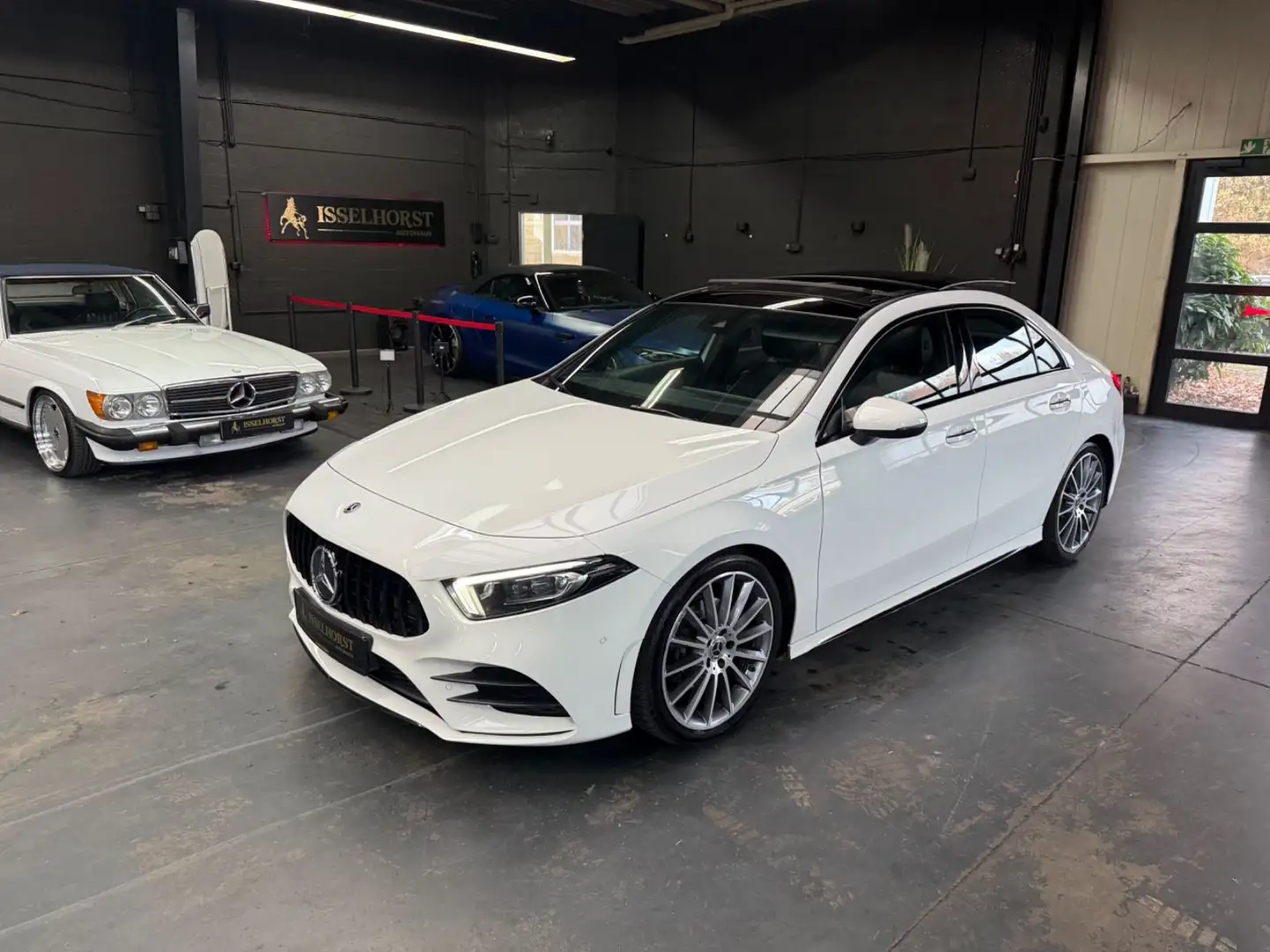Mercedes-Benz A 180 AMG Line Limousine A 180d Panorama 19Zoll Ambien Weiß - 2