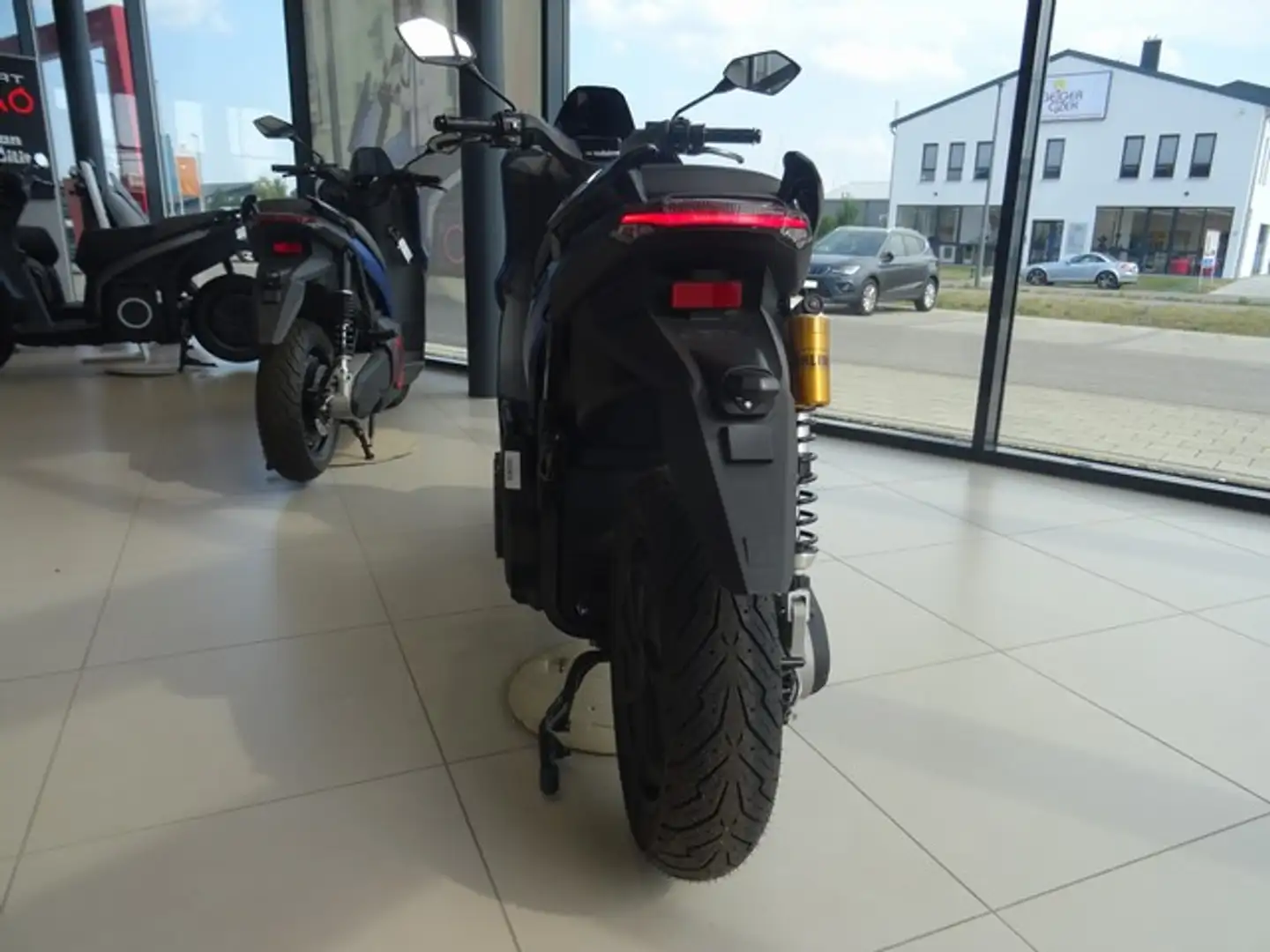 SEAT MO MÓ 125 Performance 16PS Automatik GlossyBlack Gold - 2