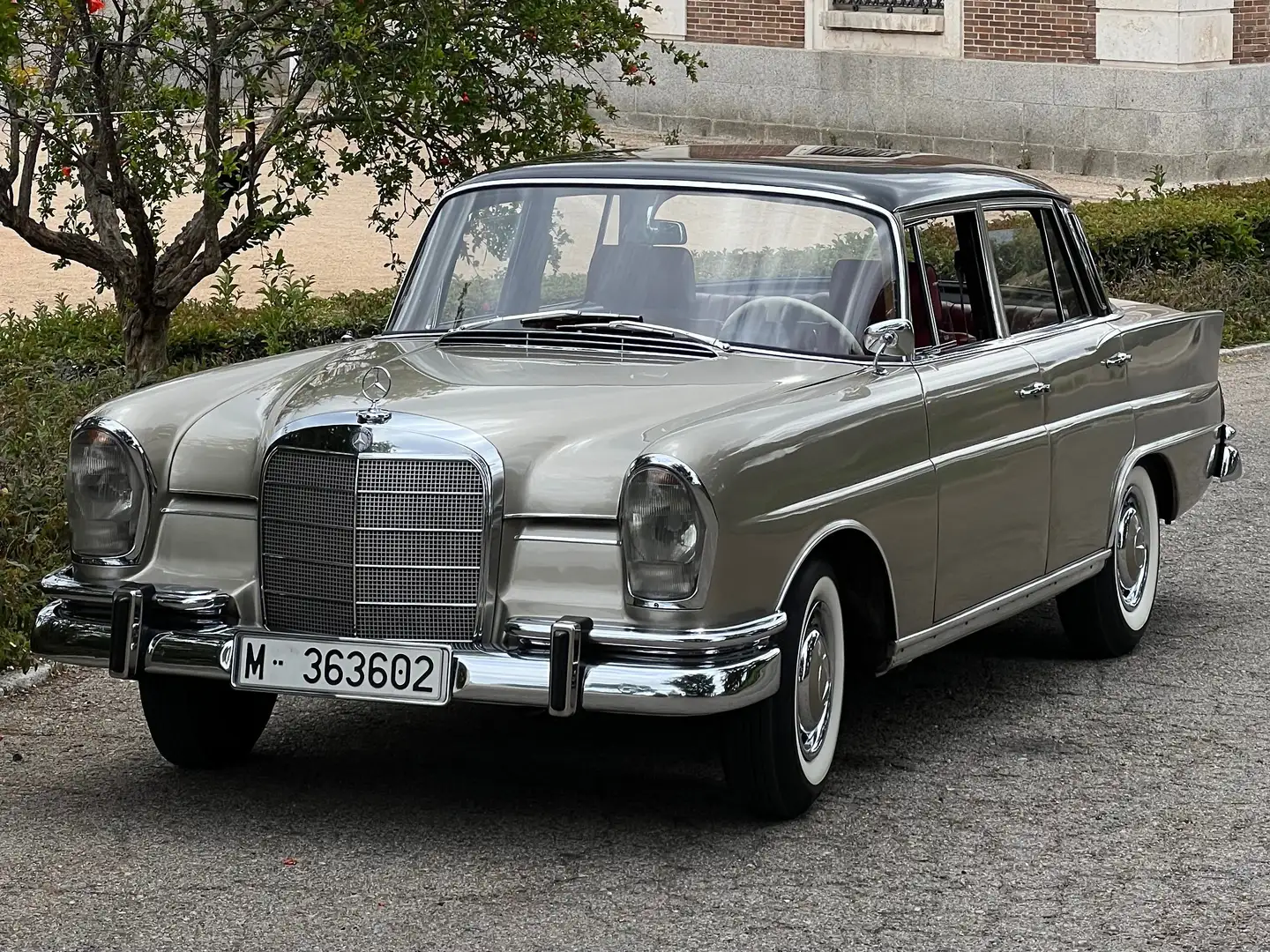 Mercedes-Benz 220 W 111 220S Or - 1