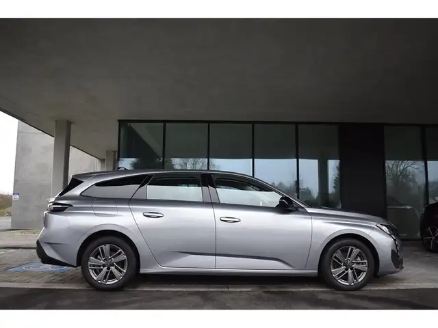 Peugeot 308 view 3