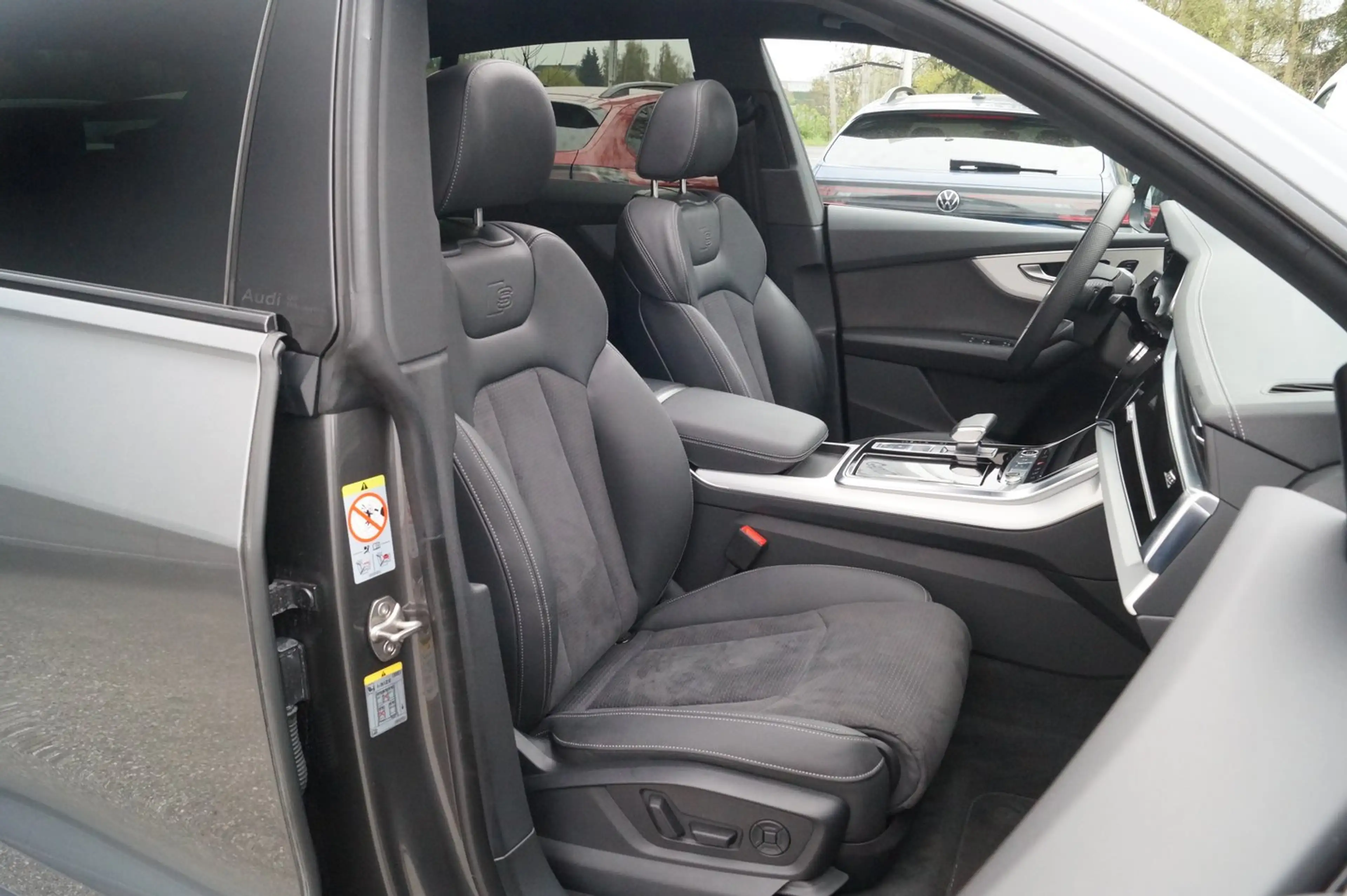 Audi Q8 55 TFSI quattro — photo 9