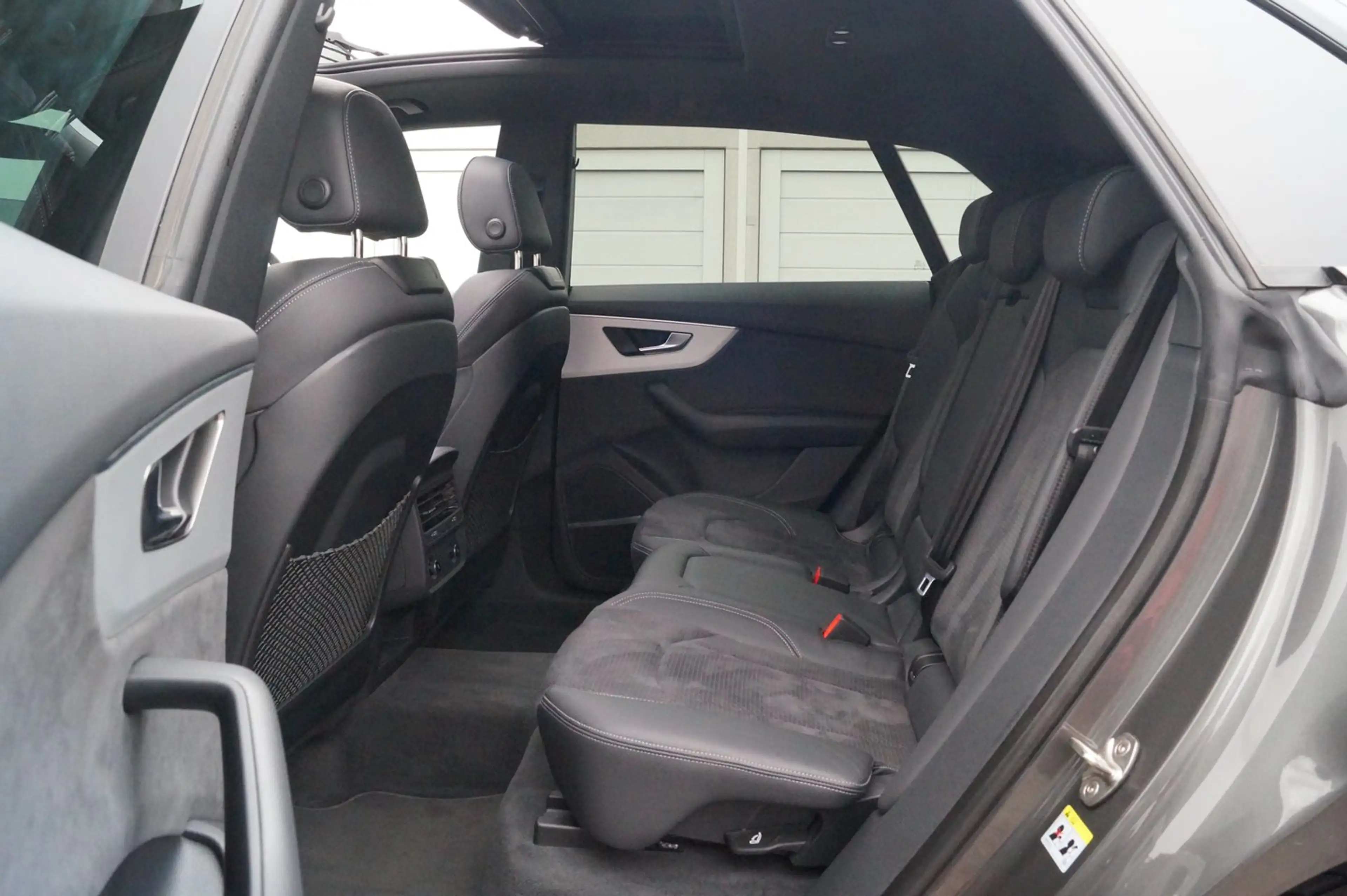 Audi Q8 55 TFSI quattro — photo 11