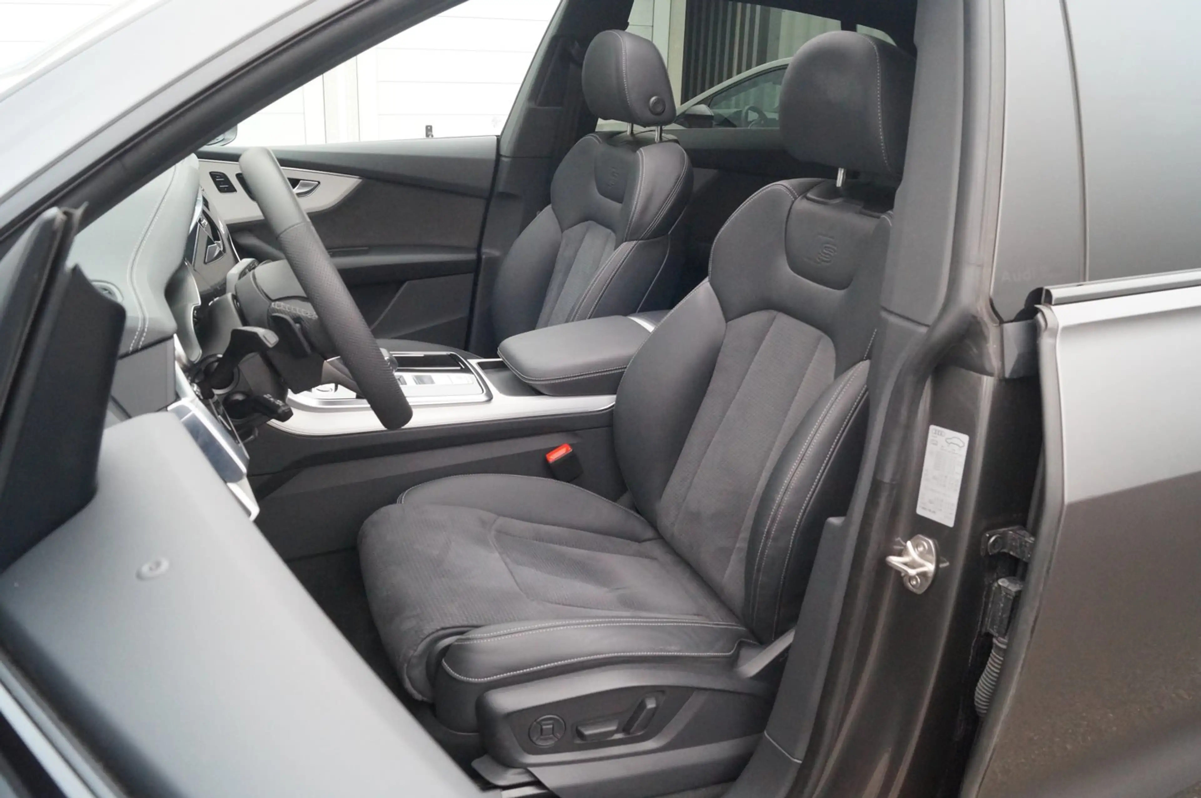 Audi Q8 55 TFSI quattro — photo 7