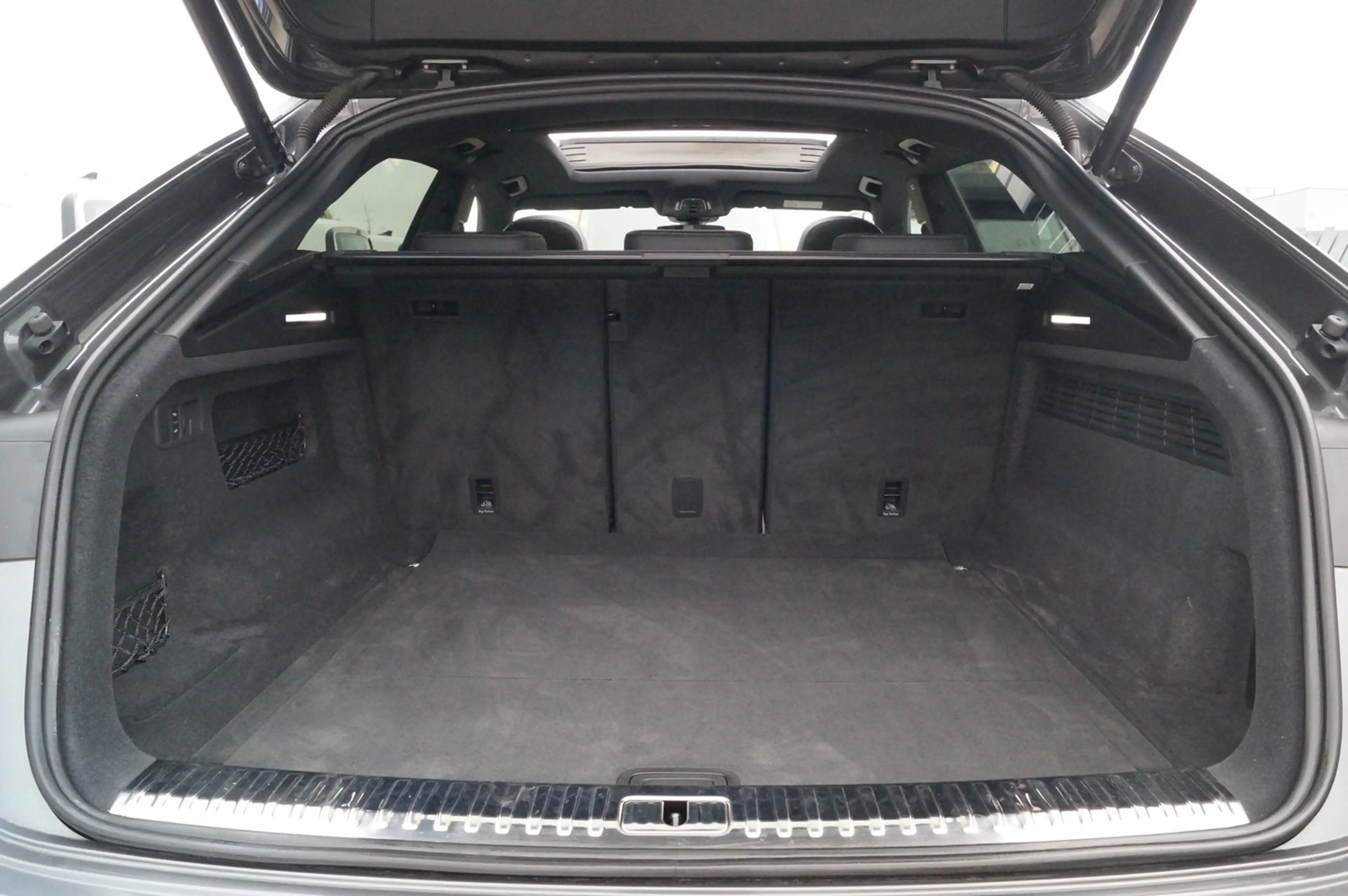 Audi Q8 55 TFSI quattro — photo 12