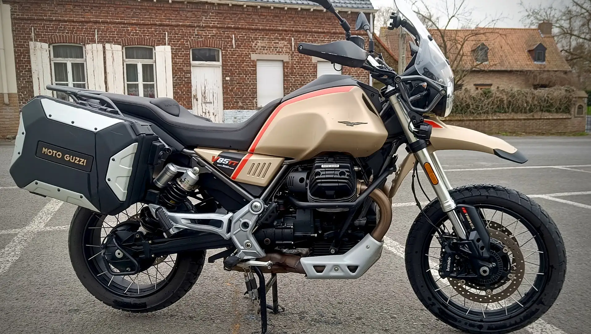 Moto Guzzi V 85 TT Brons - 1