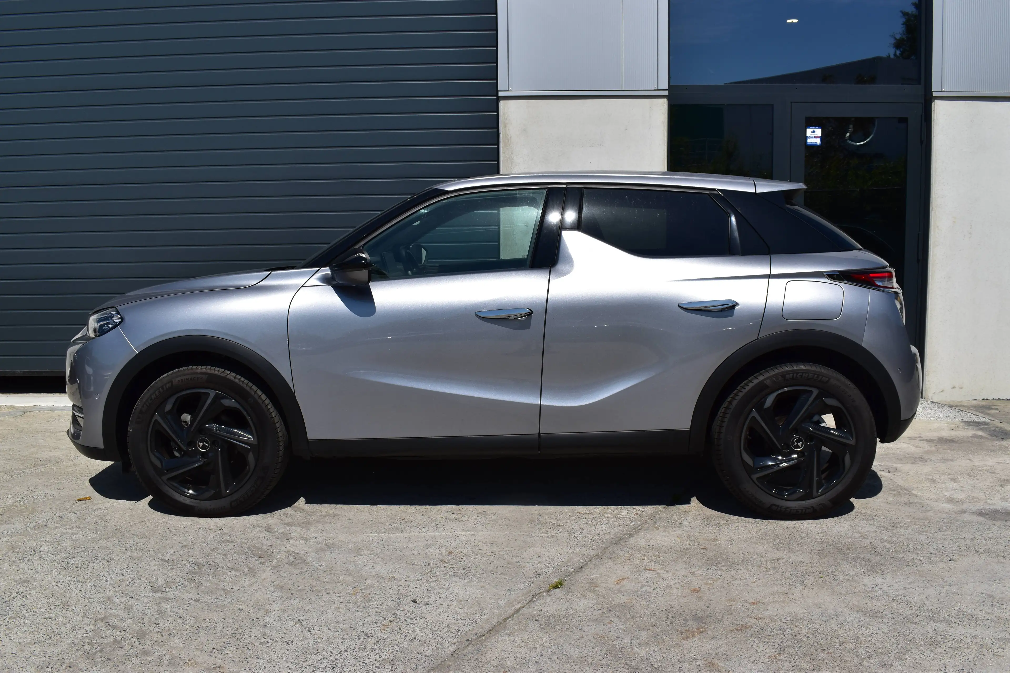 DS Automobiles DS 3 Crossback 1.2 eAt-8 Grand Chic * 5.000KM New Car * Massage/Leather — photo 2