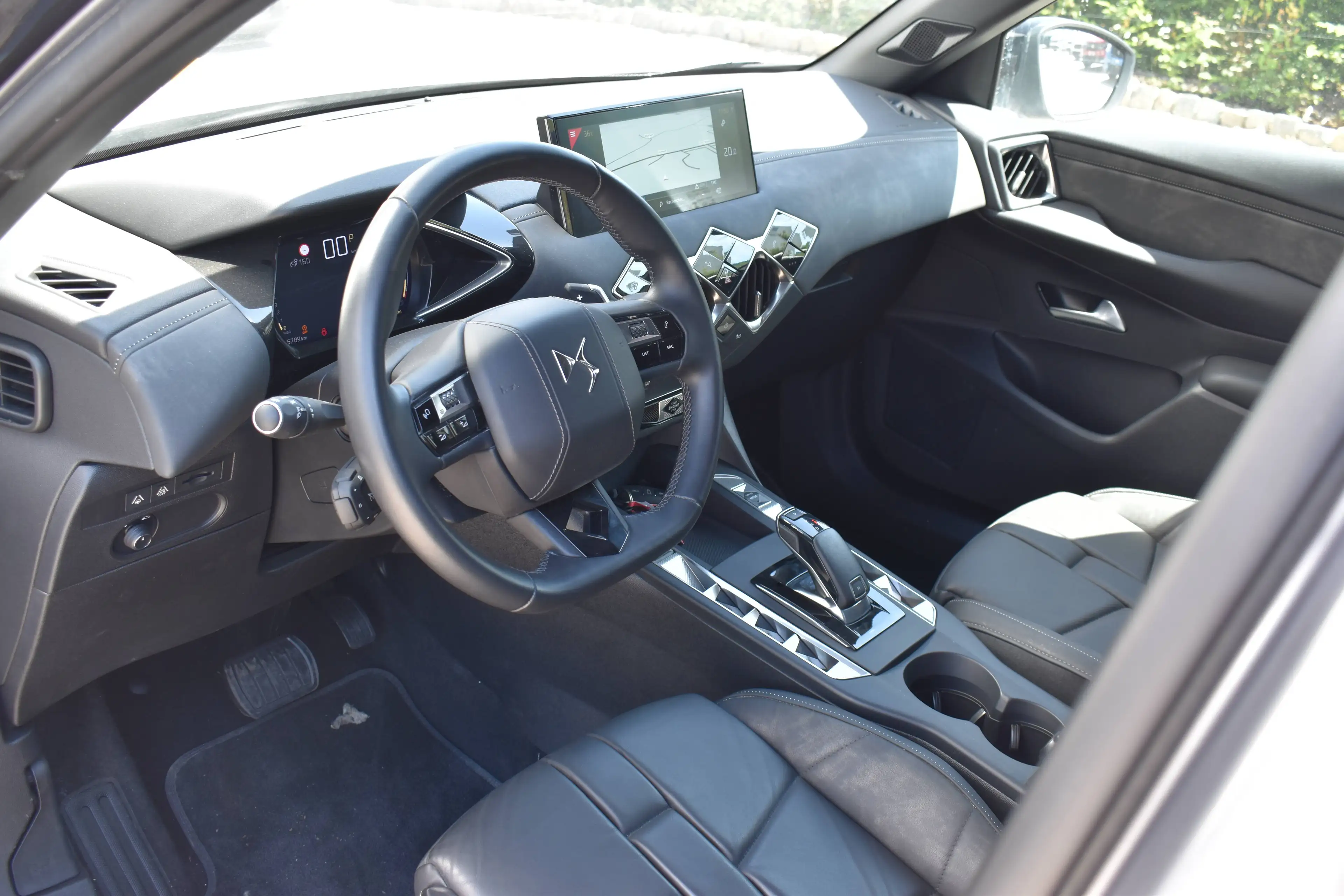 DS Automobiles DS 3 Crossback 1.2 eAt-8 Grand Chic * 5.000KM New Car * Massage/Leather — photo 4