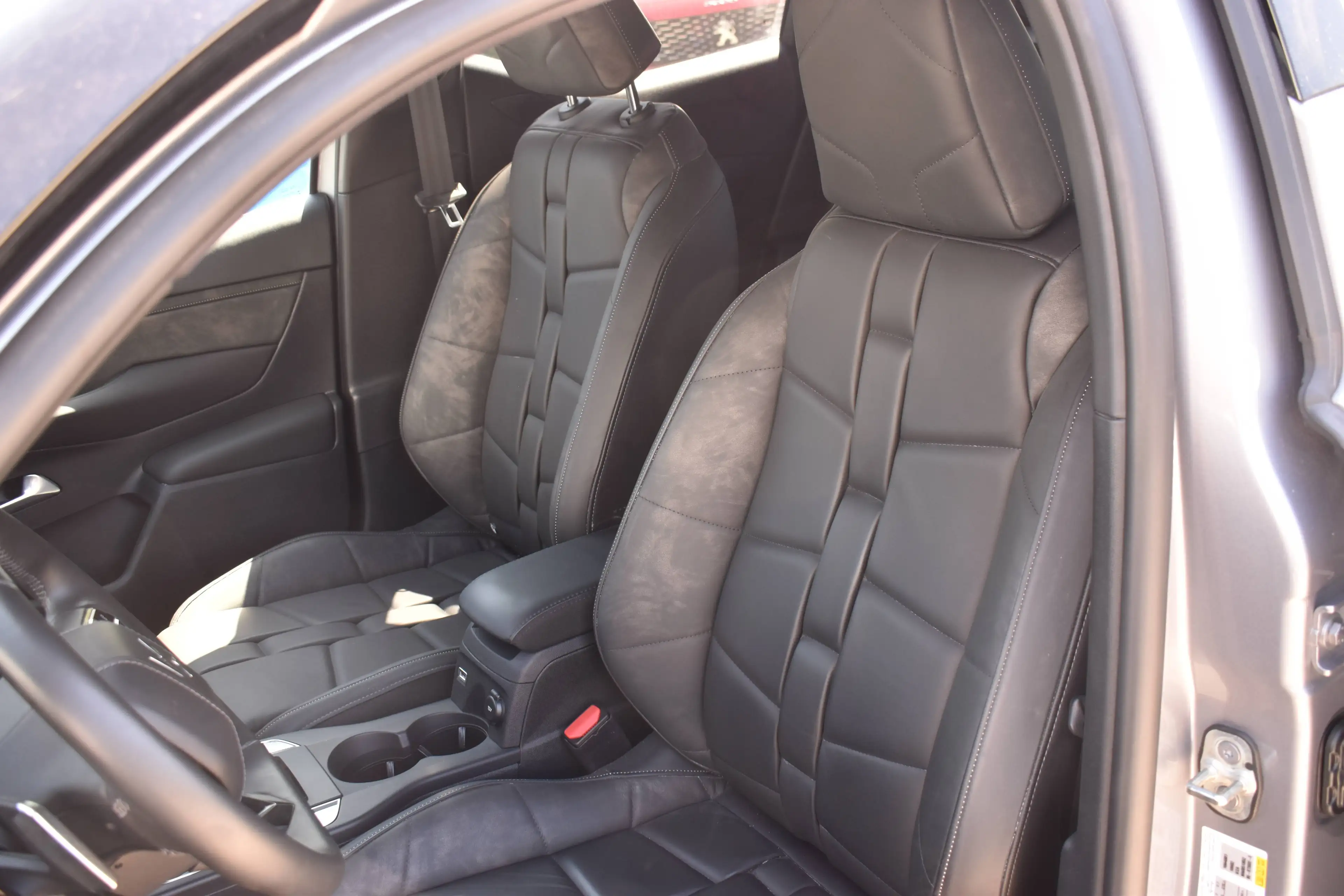DS Automobiles DS 3 Crossback 1.2 eAt-8 Grand Chic * 5.000KM New Car * Massage/Leather — photo 5