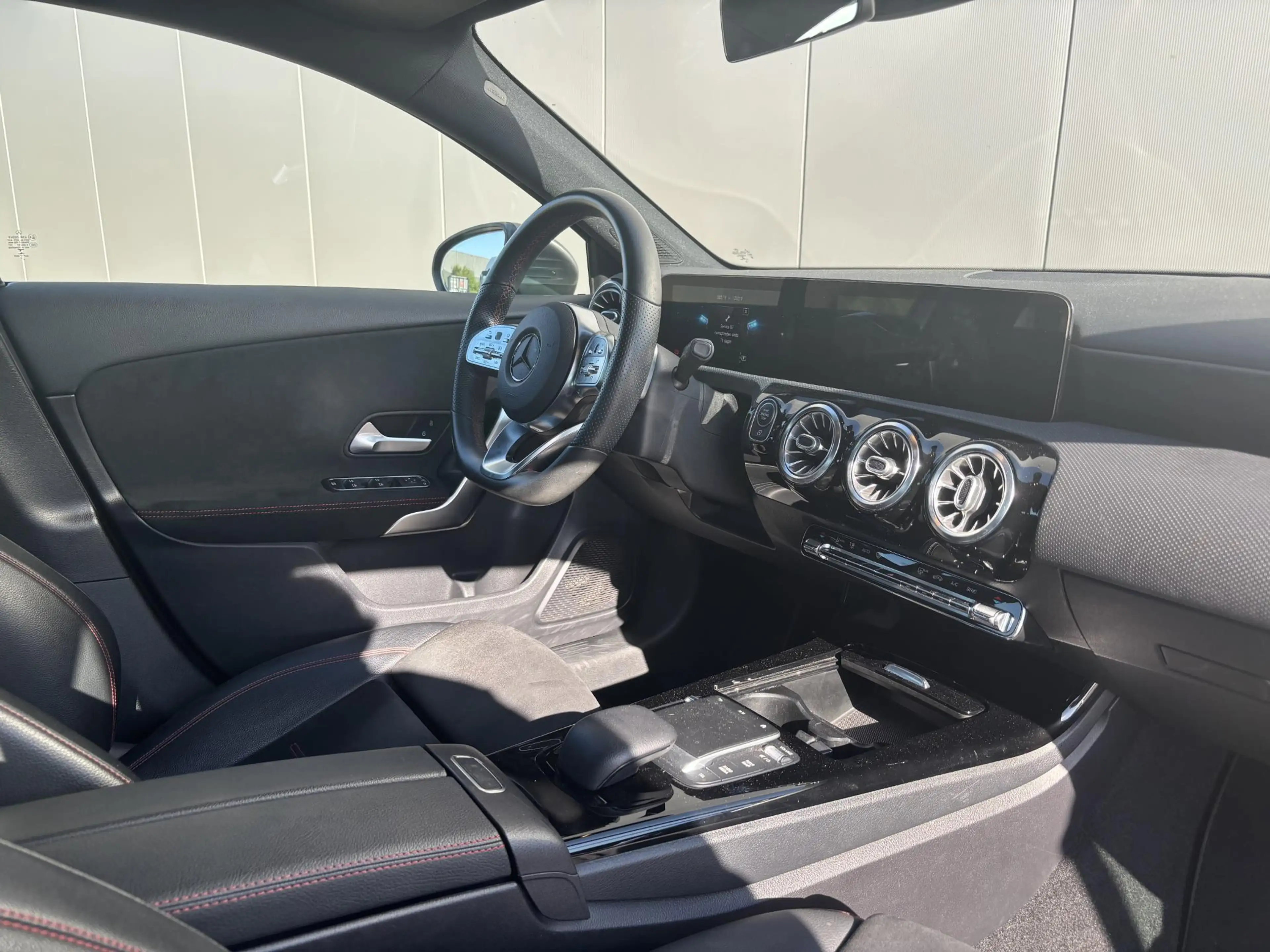 Mercedes-Benz A 180 AMG Line — photo 2