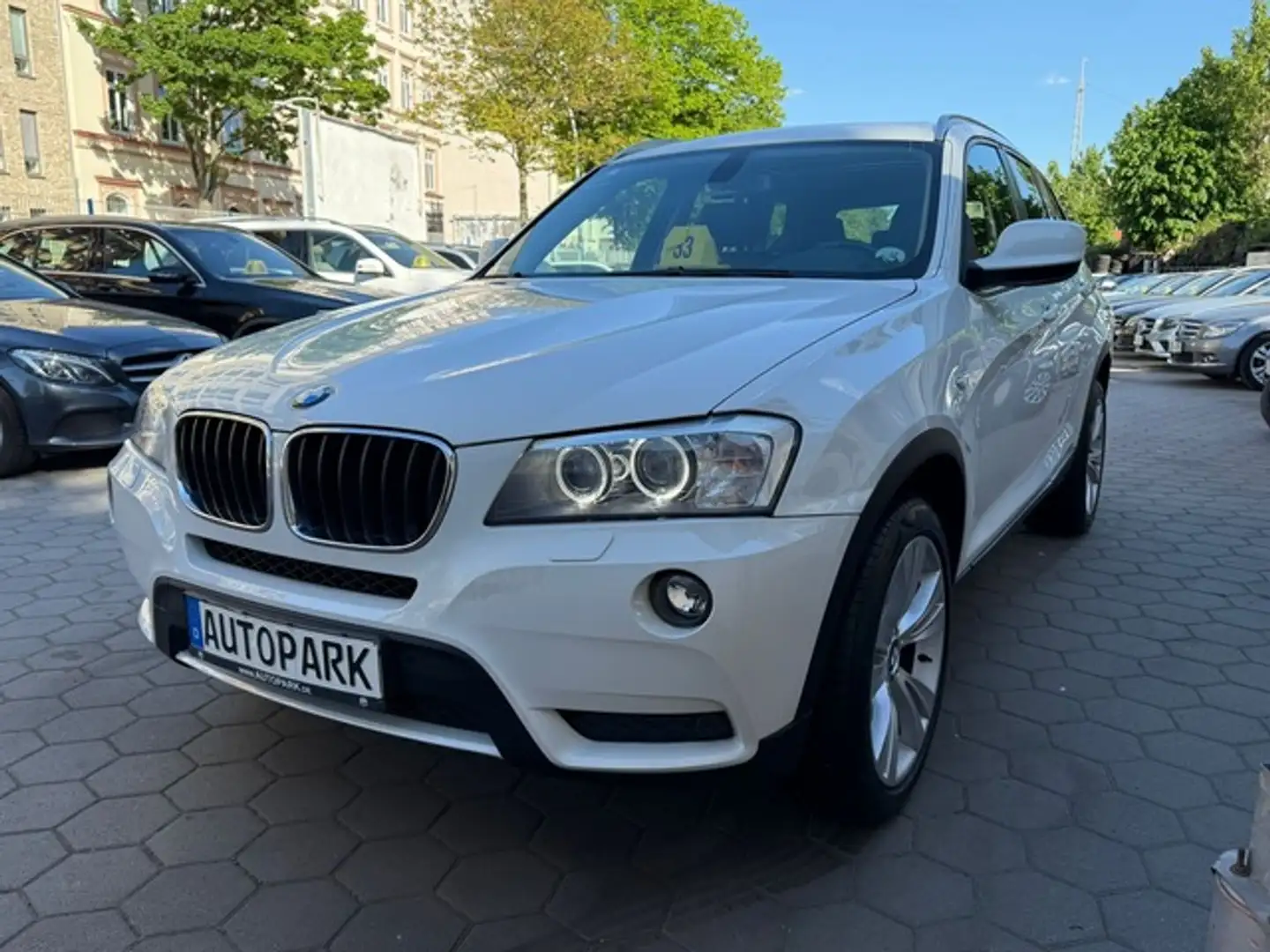 BMW X3 sDrive 20d*Navi*Leder*PDC*Panorama*1.Hand Blanco - 2
