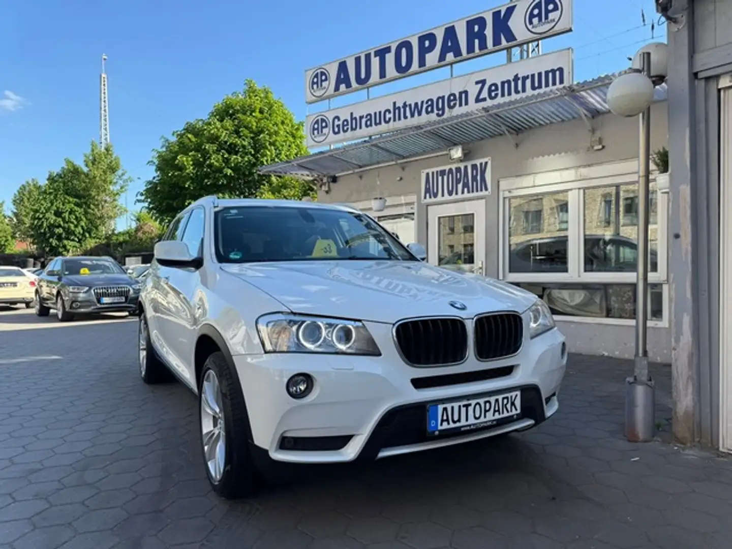 BMW X3 sDrive 20d*Navi*Leder*PDC*Panorama*1.Hand Weiß - 1