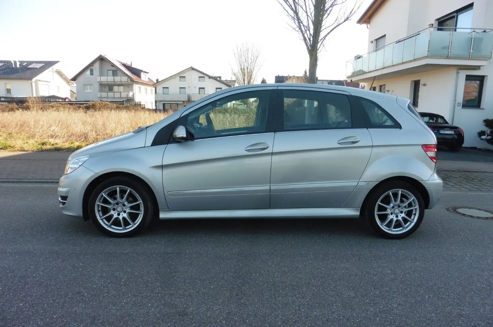 Mercedes-Benz B 180 Sportpaket *AHK*Navi*SHZ*ParkAss. Stříbrná - 2