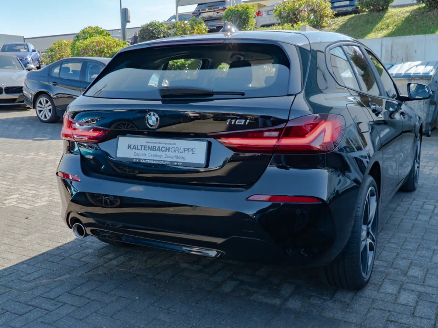 BMW 118 i Advantage LED W-LAN NAVI SHZ PDC KLIMA Schwarz - 2
