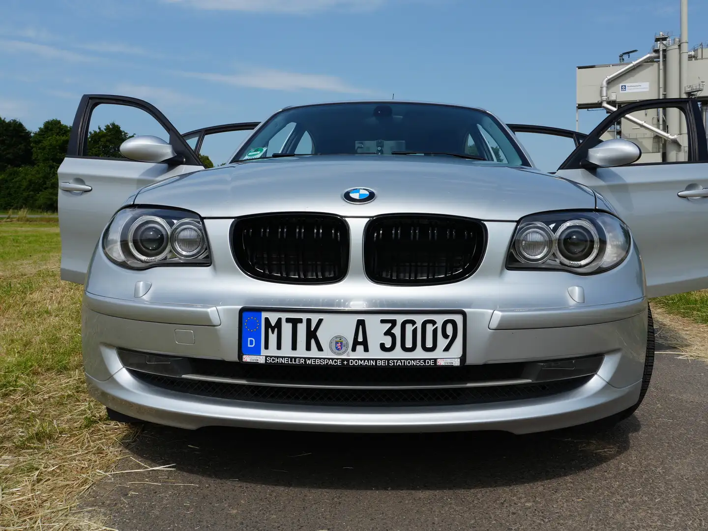 BMW 118 118i Aut. Stříbrná - 1