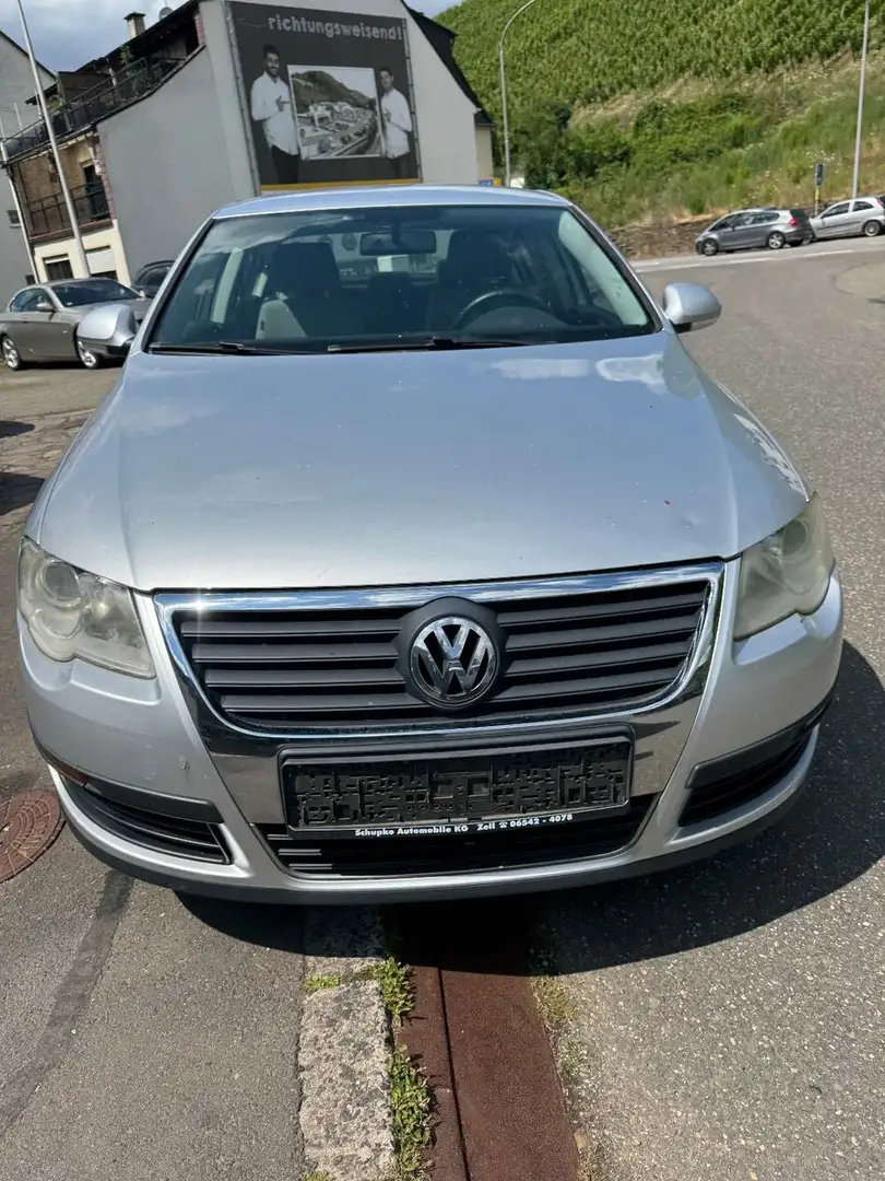 Volkswagen Passat 1.6 16V FSI Lim.  aus Rentnerhand Argent - 2