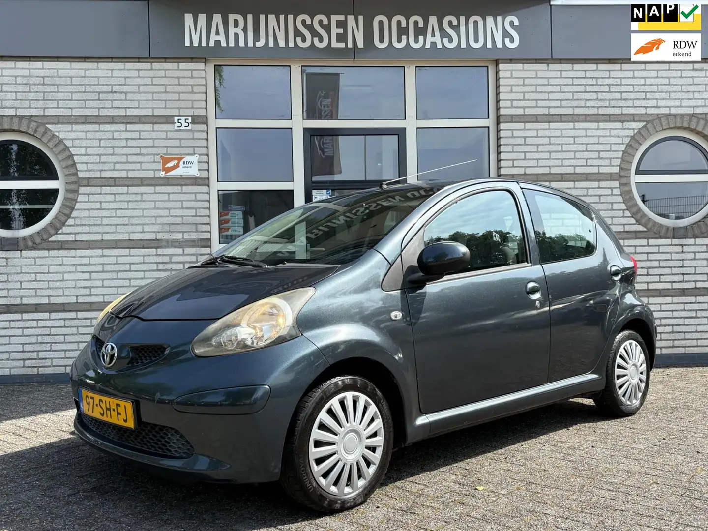 Toyota Aygo 1.0-12V + Origineel NL |5 DEURS, ELEK RMN| Gris - 1