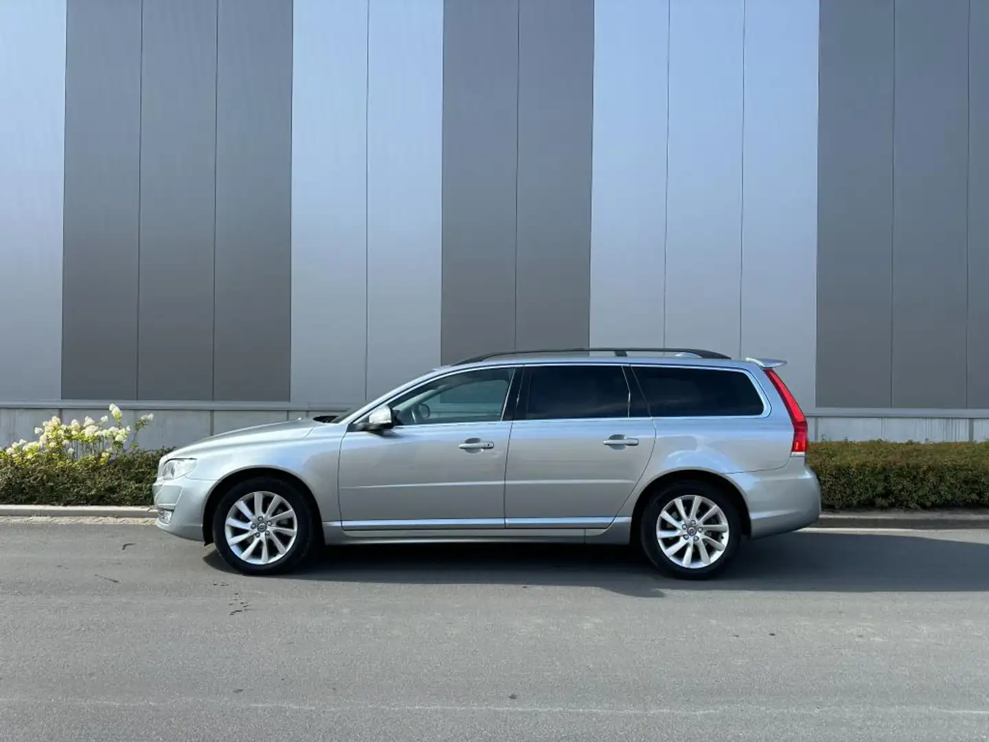 Volvo V70 2.0 D3 Polar+ leer / Mulit stuur / keyless Grijs - 2