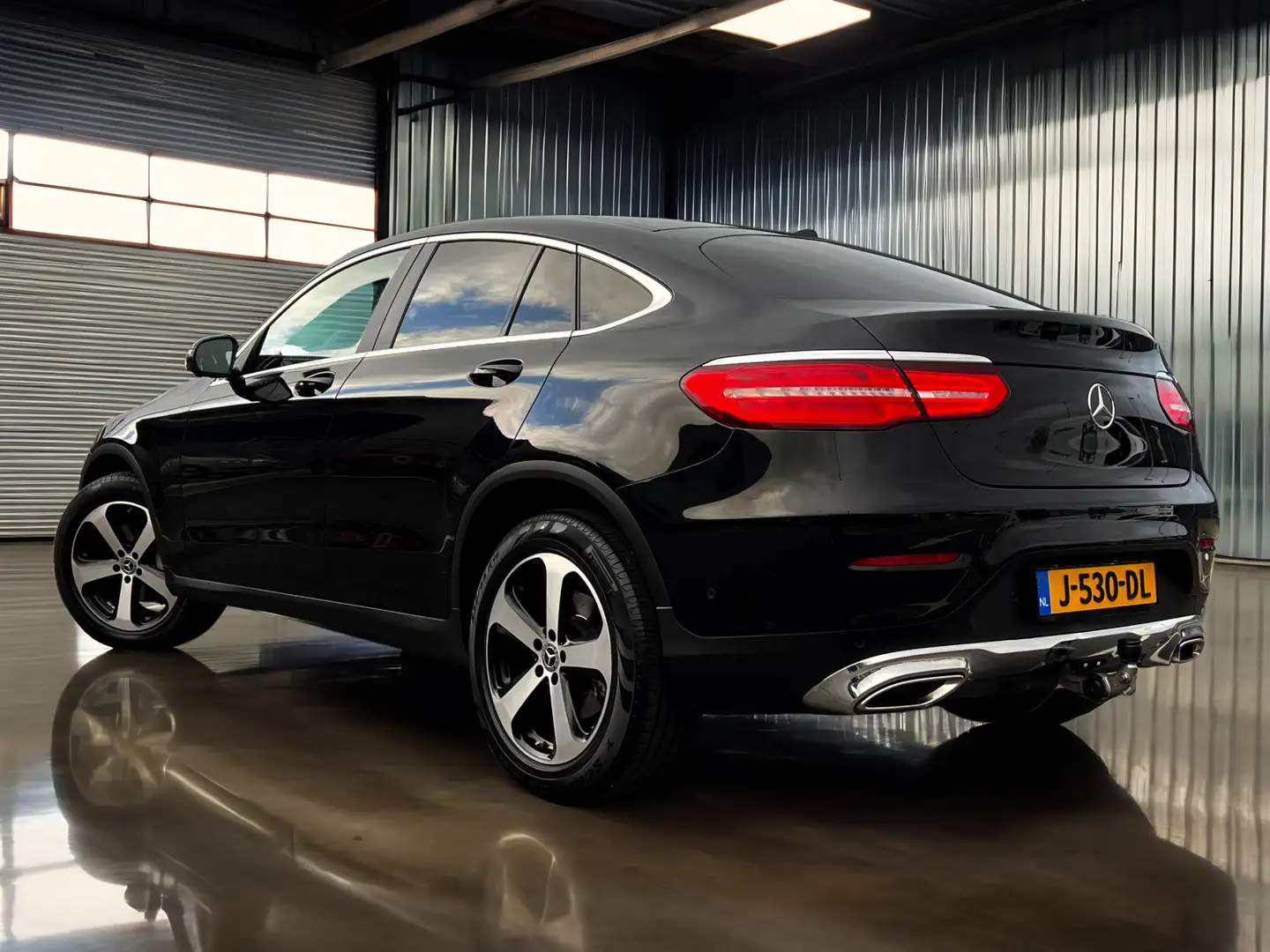 Mercedes-Benz GLC 250 Coupé 4MATIC Business Solution AMG Carplay_stuurve Zwart - 2