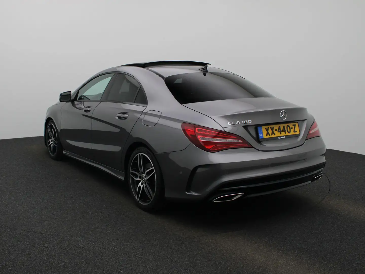 Mercedes-Benz CLA 180 AUTOMAAT | PANORAMADAK | AFNEEMBARE TREKHAAK | AMG Grijs - 2