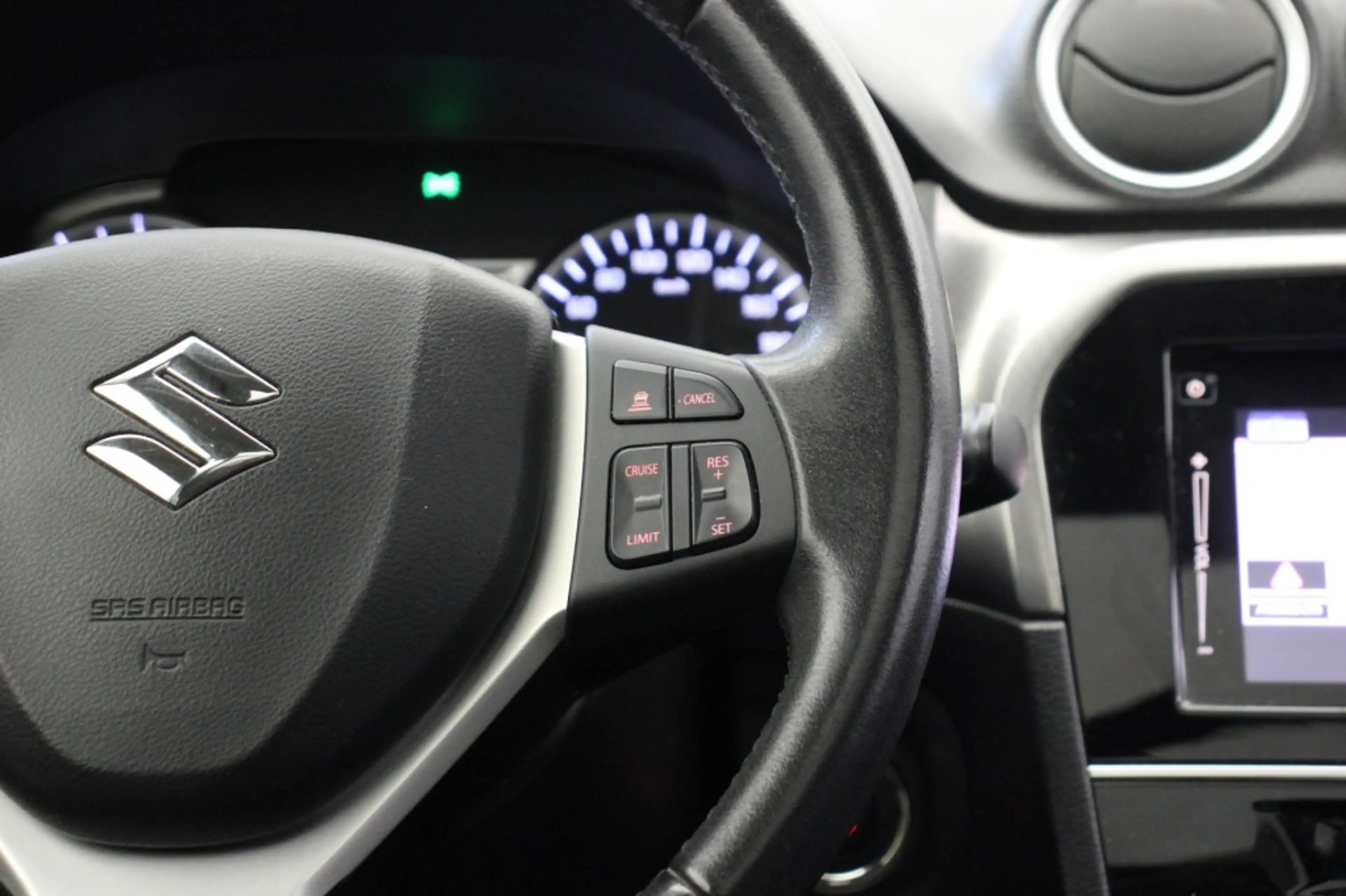 Suzuki Vitara 1.6 High Executive - Panorama, Carplay, Camera, Ad — photo 8
