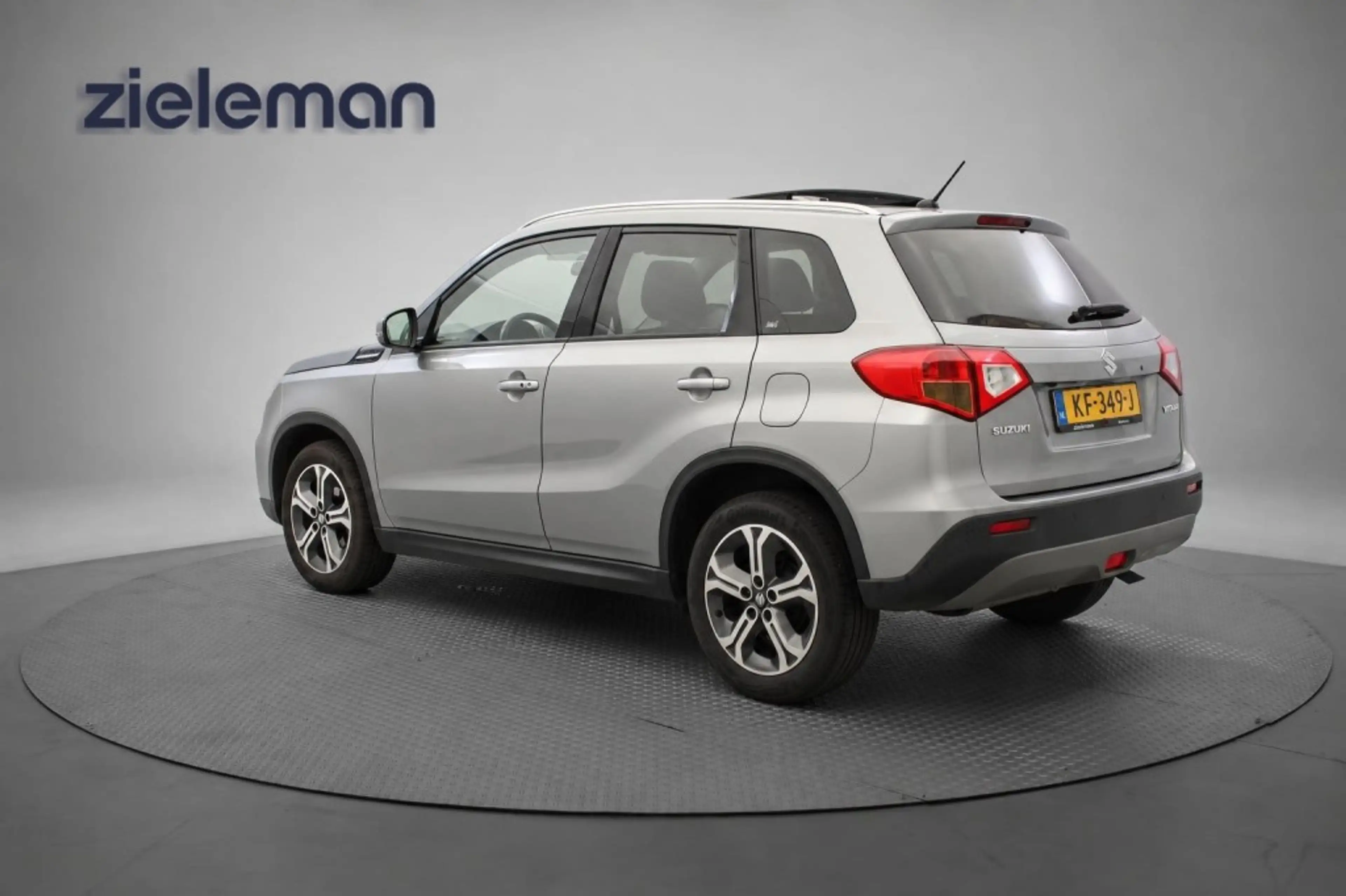 Suzuki Vitara 1.6 High Executive - Panorama, Carplay, Camera, Ad — photo 3