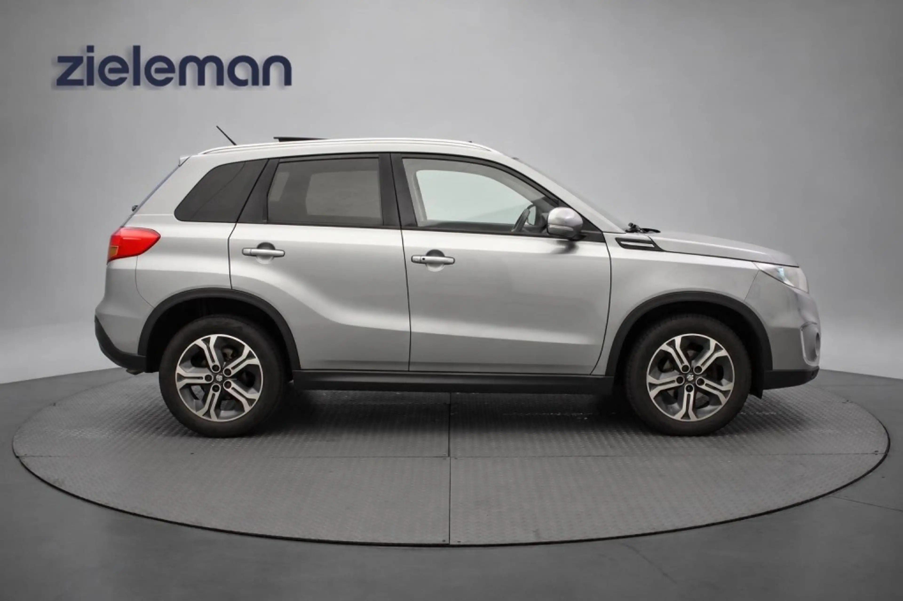 Suzuki Vitara 1.6 High Executive - Panorama, Carplay, Camera, Ad — photo 17