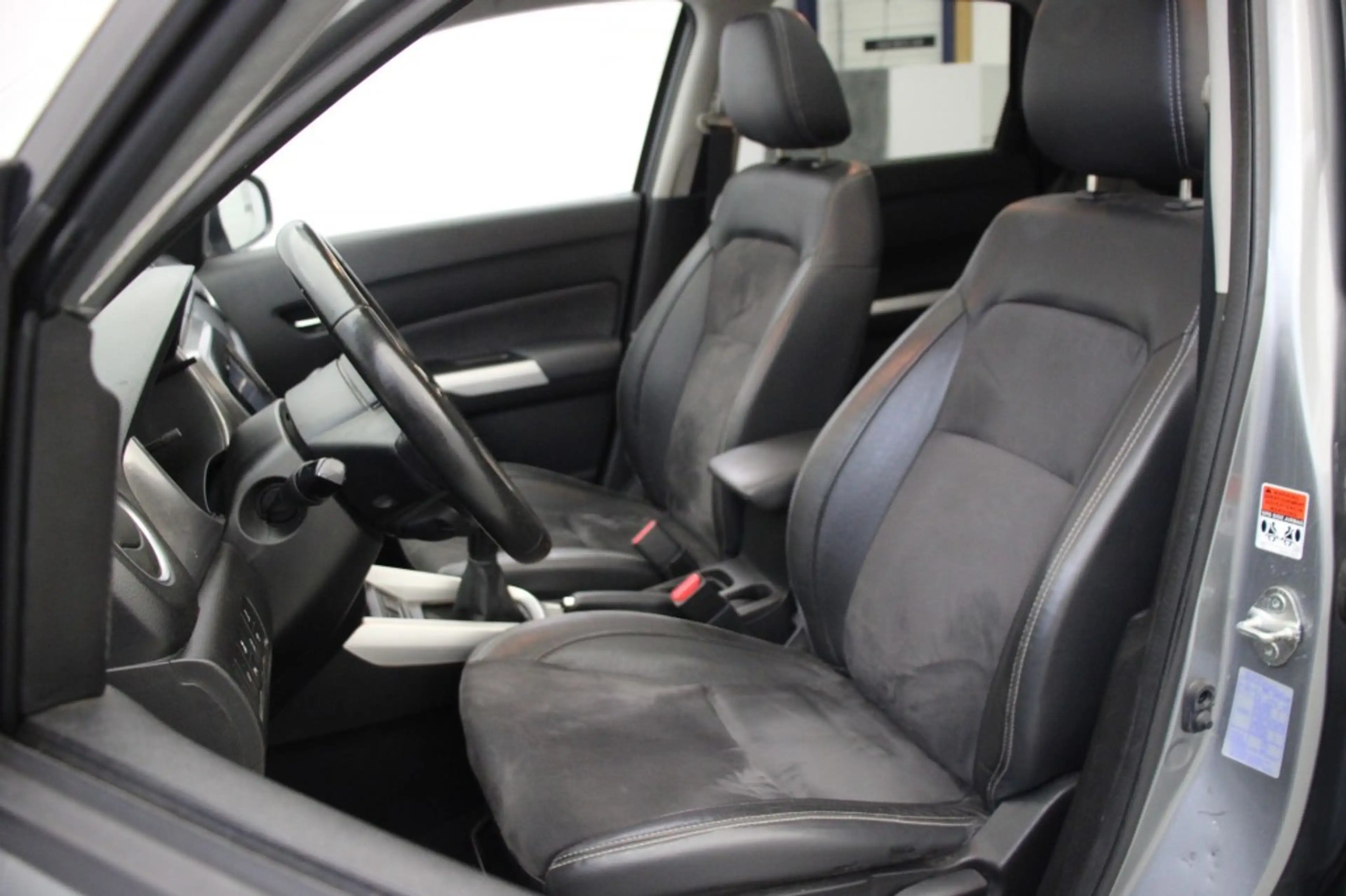 Suzuki Vitara 1.6 High Executive - Panorama, Carplay, Camera, Ad — photo 12