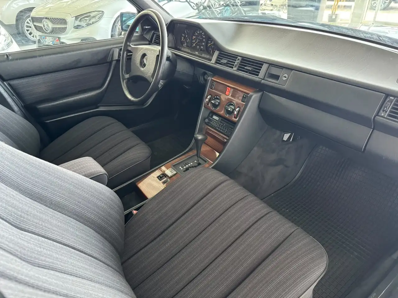 Mercedes-Benz 230 e W124*Automatik*125Tkm*DAB+*AHK*Schiebedach*, foto 3