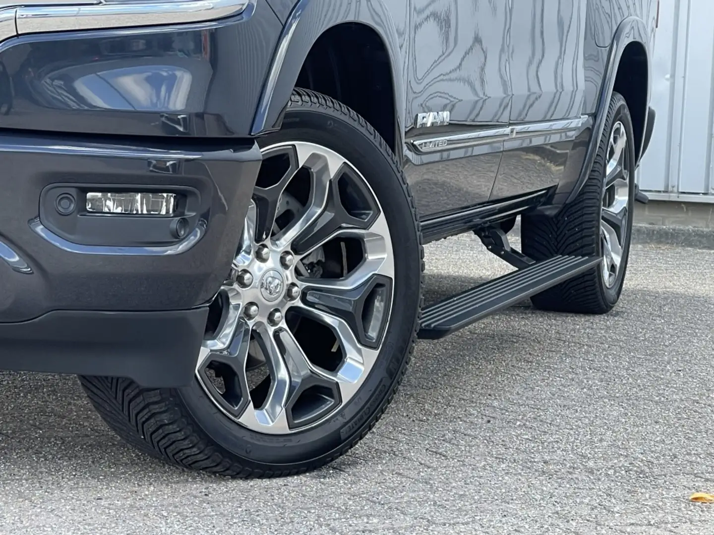 Dodge RAM 1500 pick up 4x4 Crew Cab Limited LPG Grau - 2