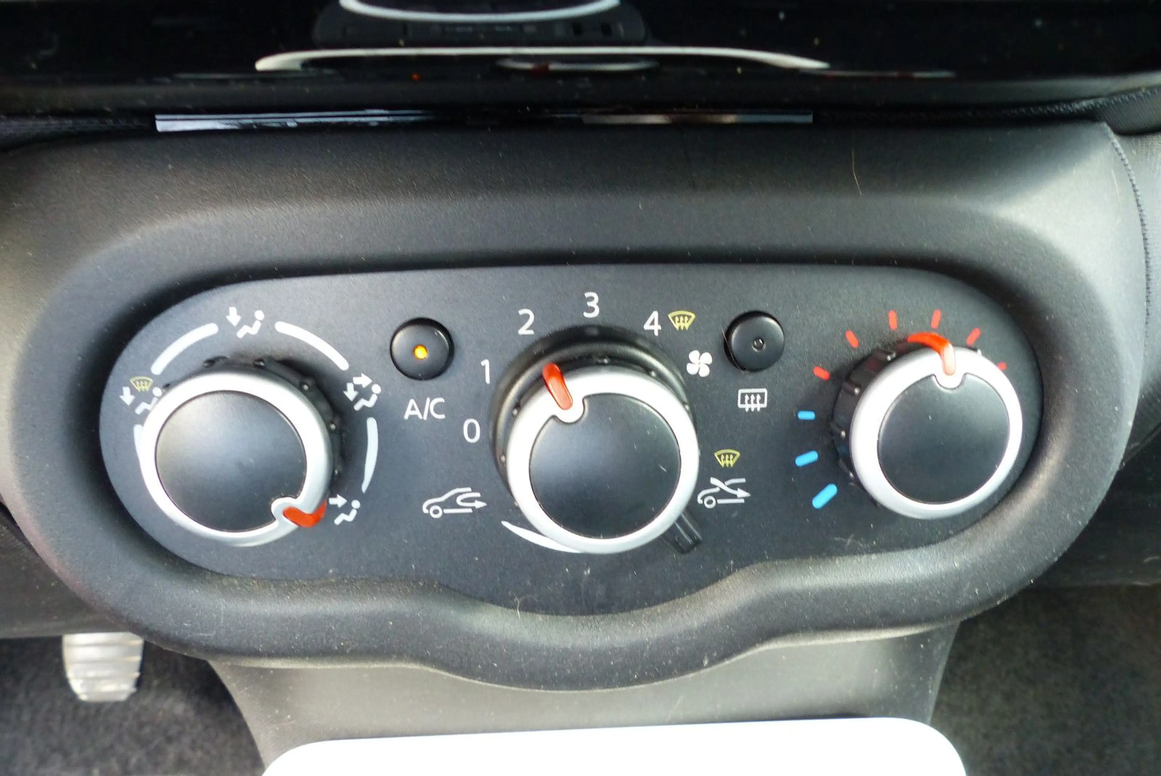 Renault Twingo Limited, Klima, Tempomat, PDC — photo 10