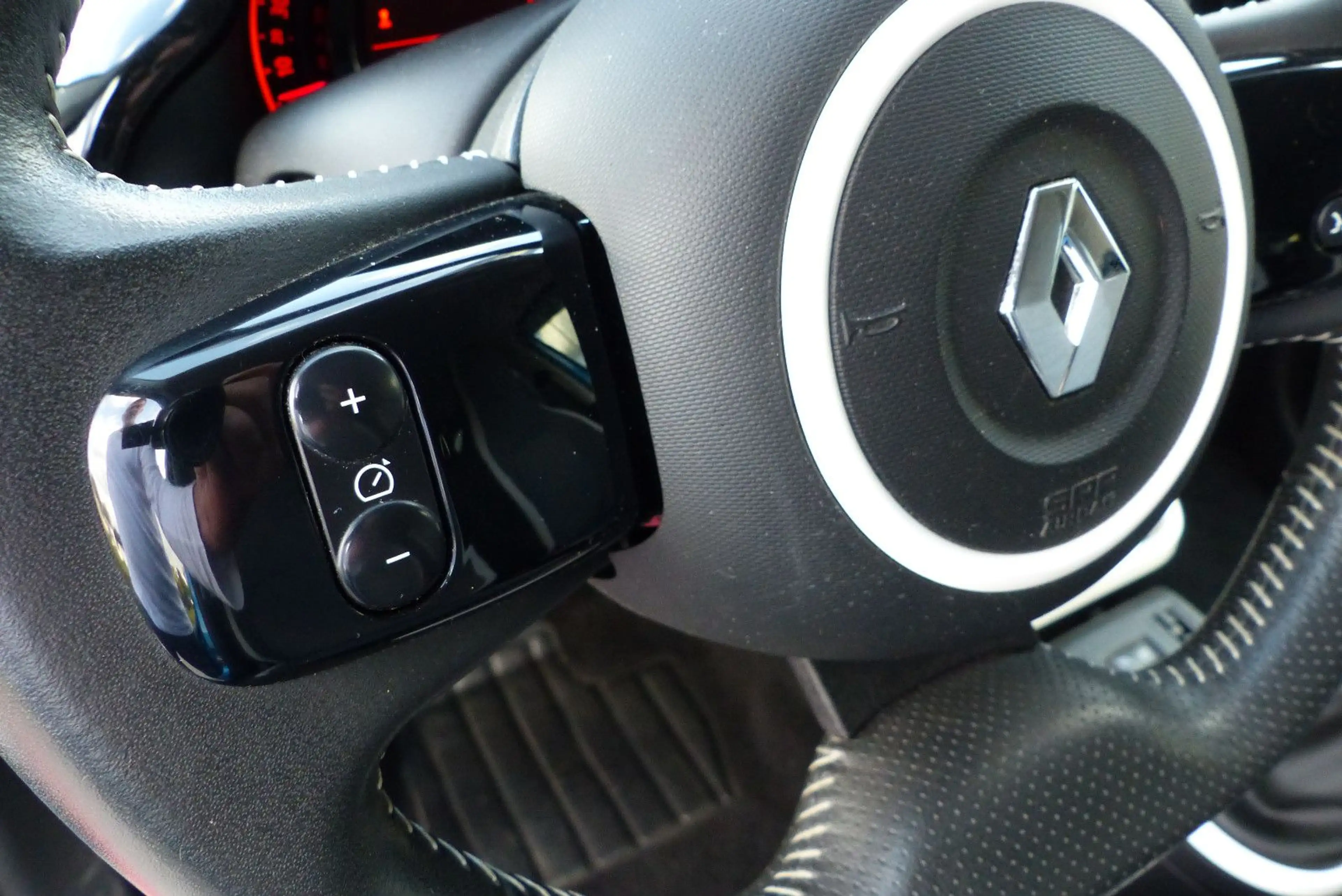 Renault Twingo Limited, Klima, Tempomat, PDC — photo 14