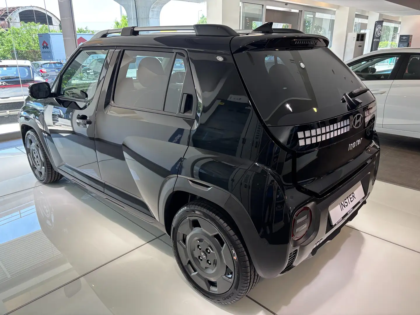 Hyundai Inster Cross 49kw/h 115cv KM ZERO Nero - 2