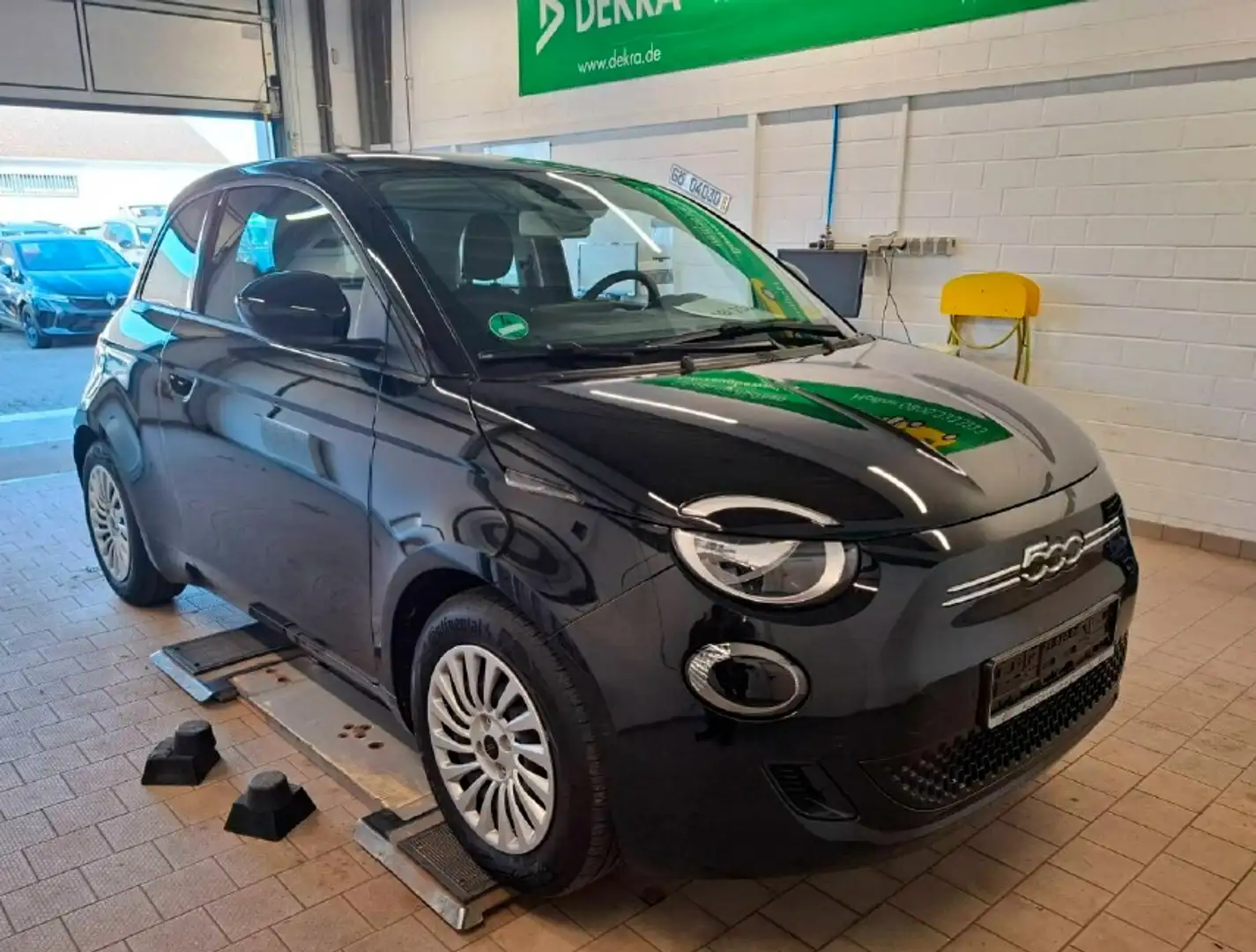 Fiat 500e 320 Km Reichweite Navi - Klimaauto. - PDC Schwarz - 1