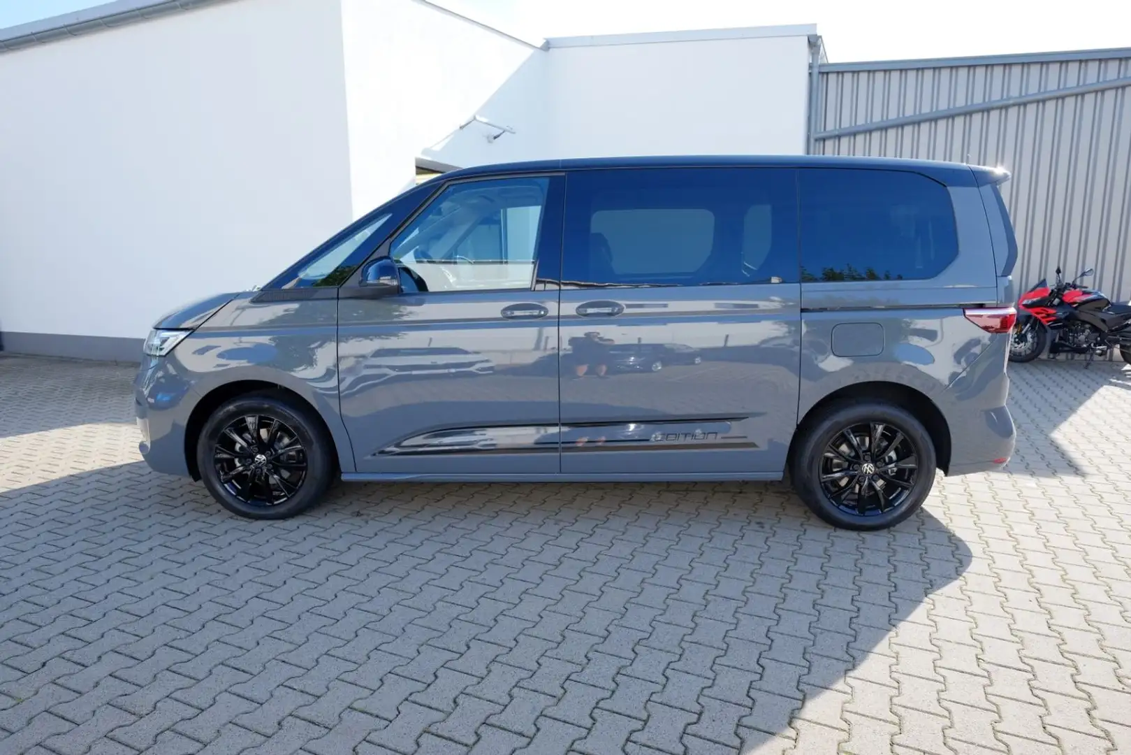 Volkswagen T7 Multivan 2,0TDI Edition/Tisch/Kam/Stand/AHK/N Grau - 2