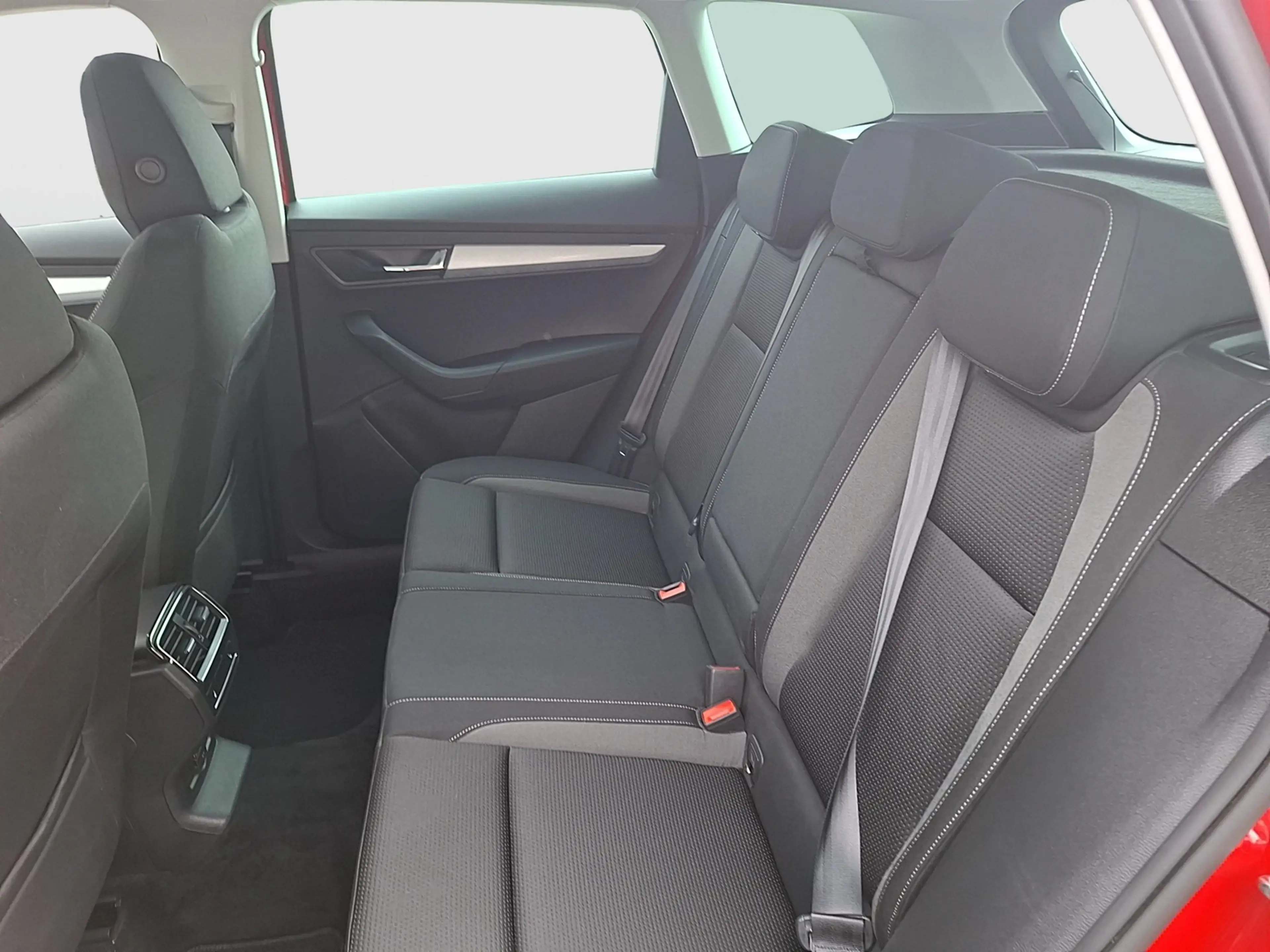 Skoda Karoq TDI Tour 4x4 DSG LED AHK Navi GRA RFK SH — photo 12