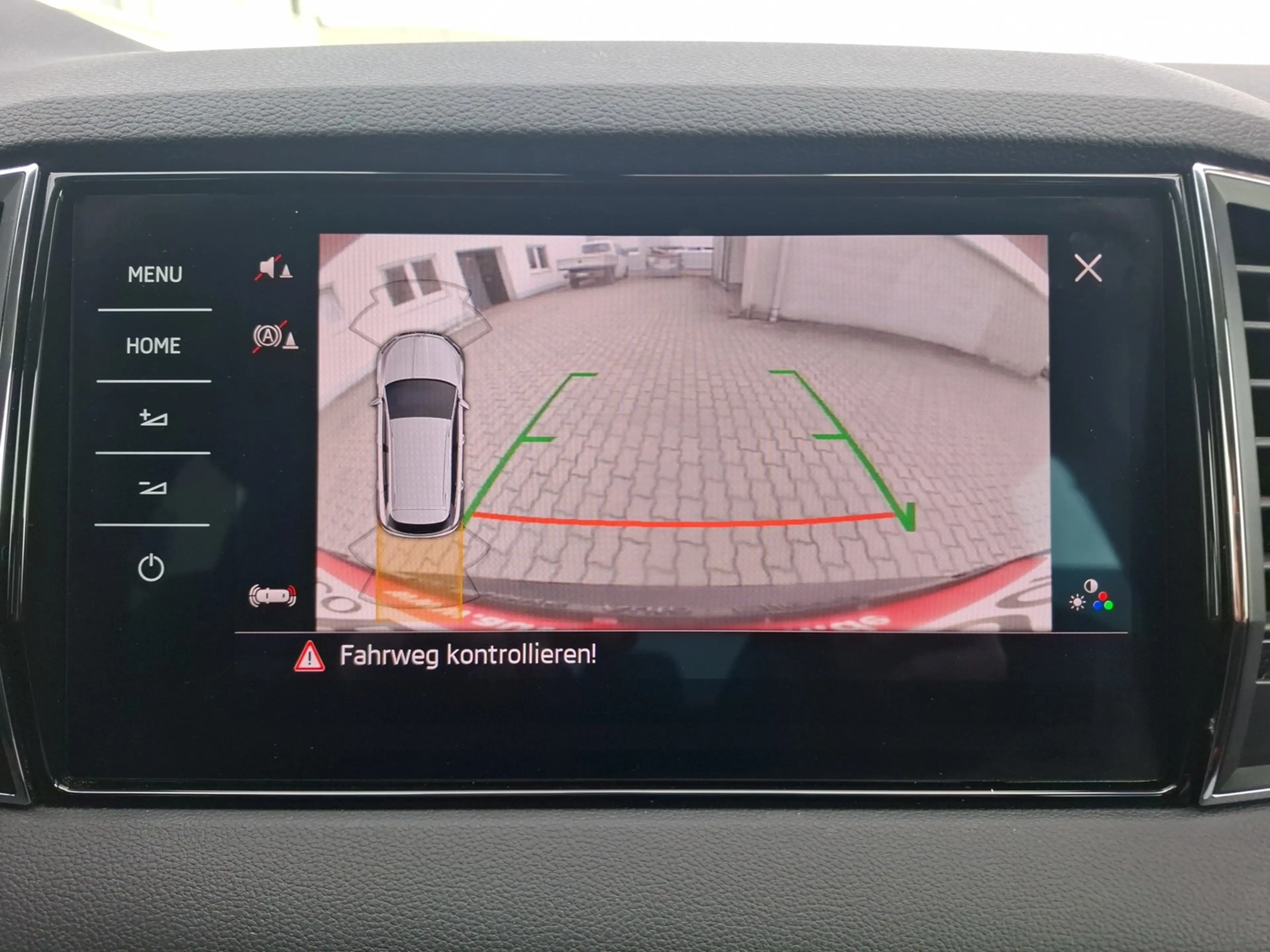 Skoda Karoq TDI Tour 4x4 DSG LED AHK Navi GRA RFK SH — photo 14