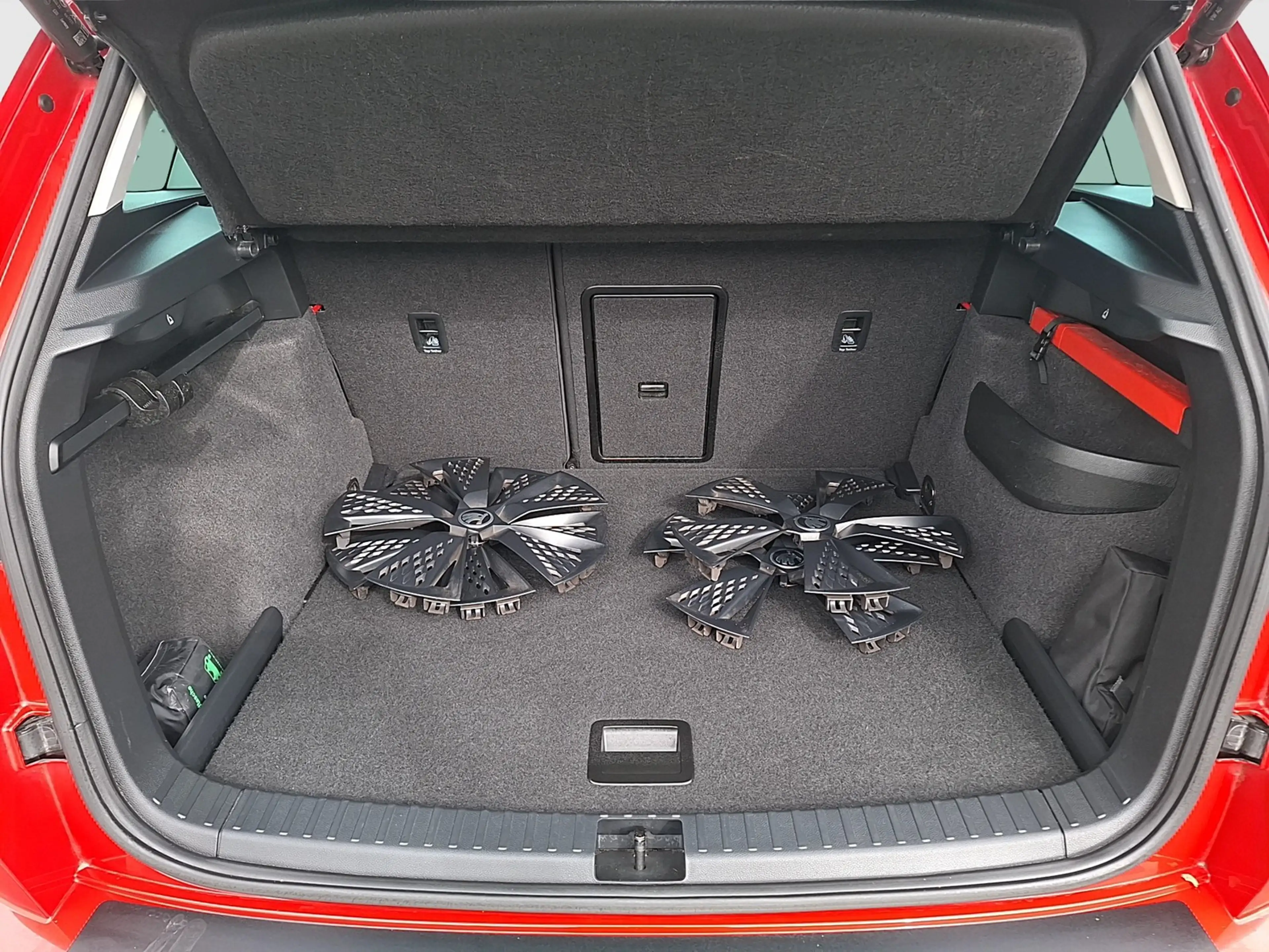 Skoda Karoq TDI Tour 4x4 DSG LED AHK Navi GRA RFK SH — photo 13