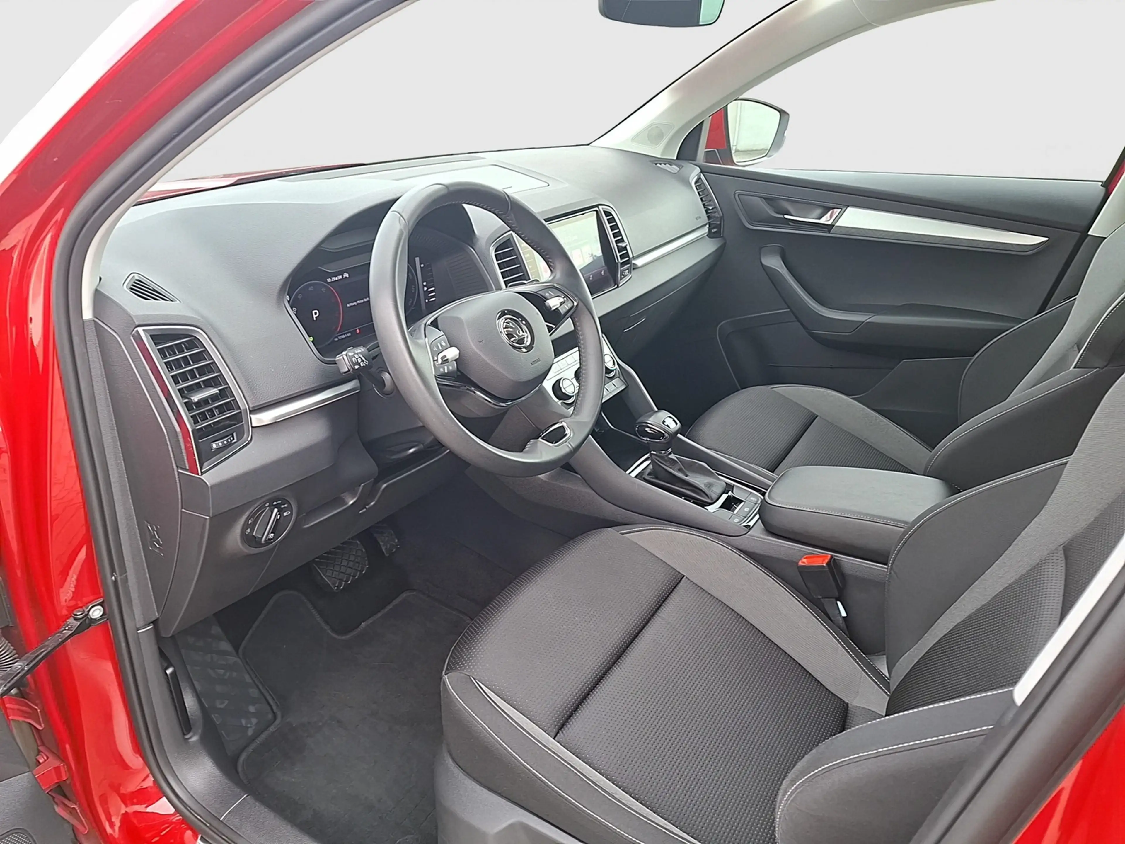 Skoda Karoq TDI Tour 4x4 DSG LED AHK Navi GRA RFK SH — photo 9