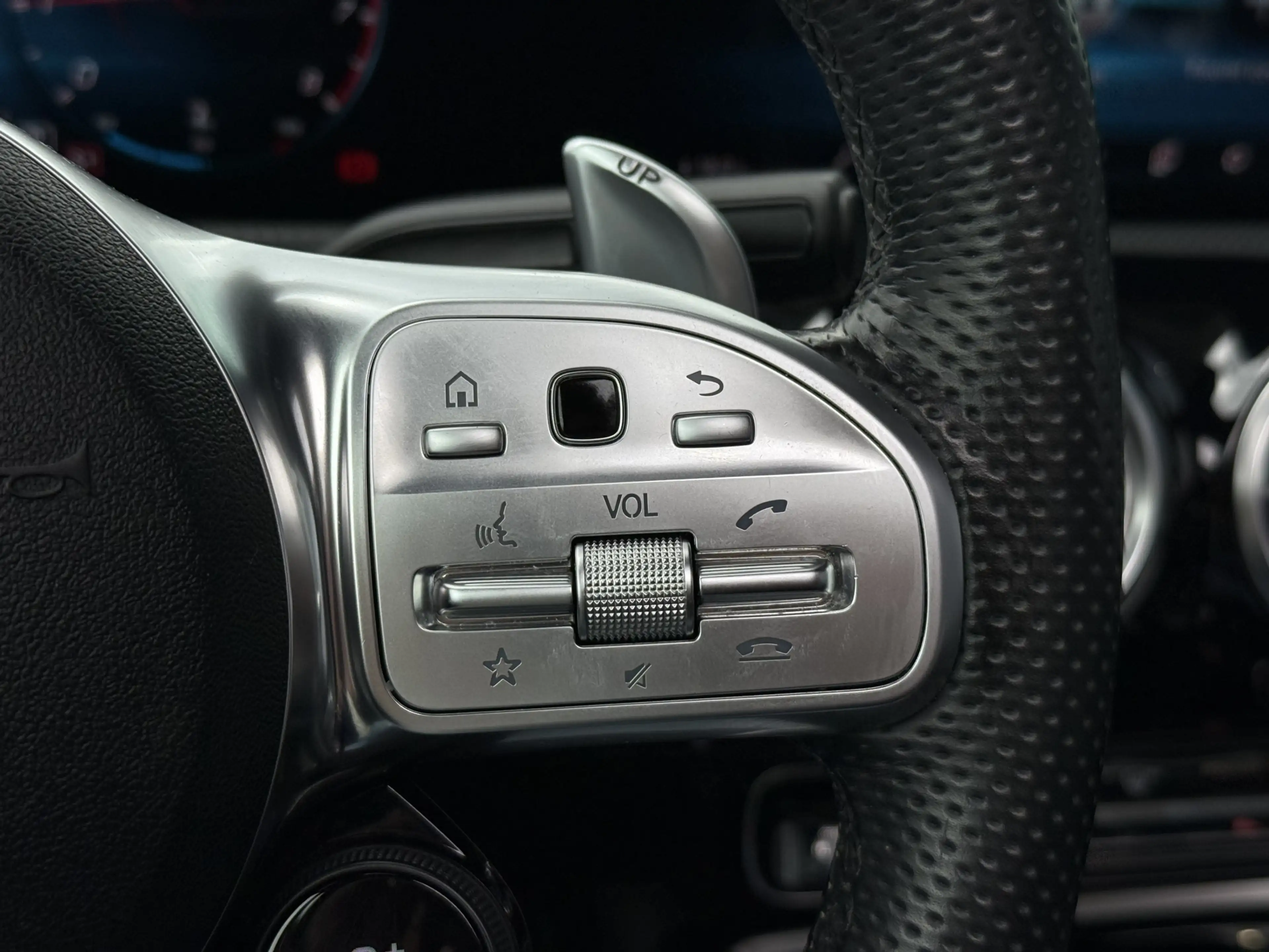 Mercedes-Benz A 35 AMG 4MATIC Edition 1 Premium Plus | Burmester | Pano | — photo 17