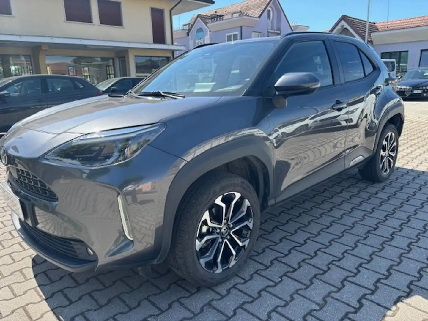 Toyota Yaris Cross 1.5h TREND fwd 116cv e-cvt Gris - 1