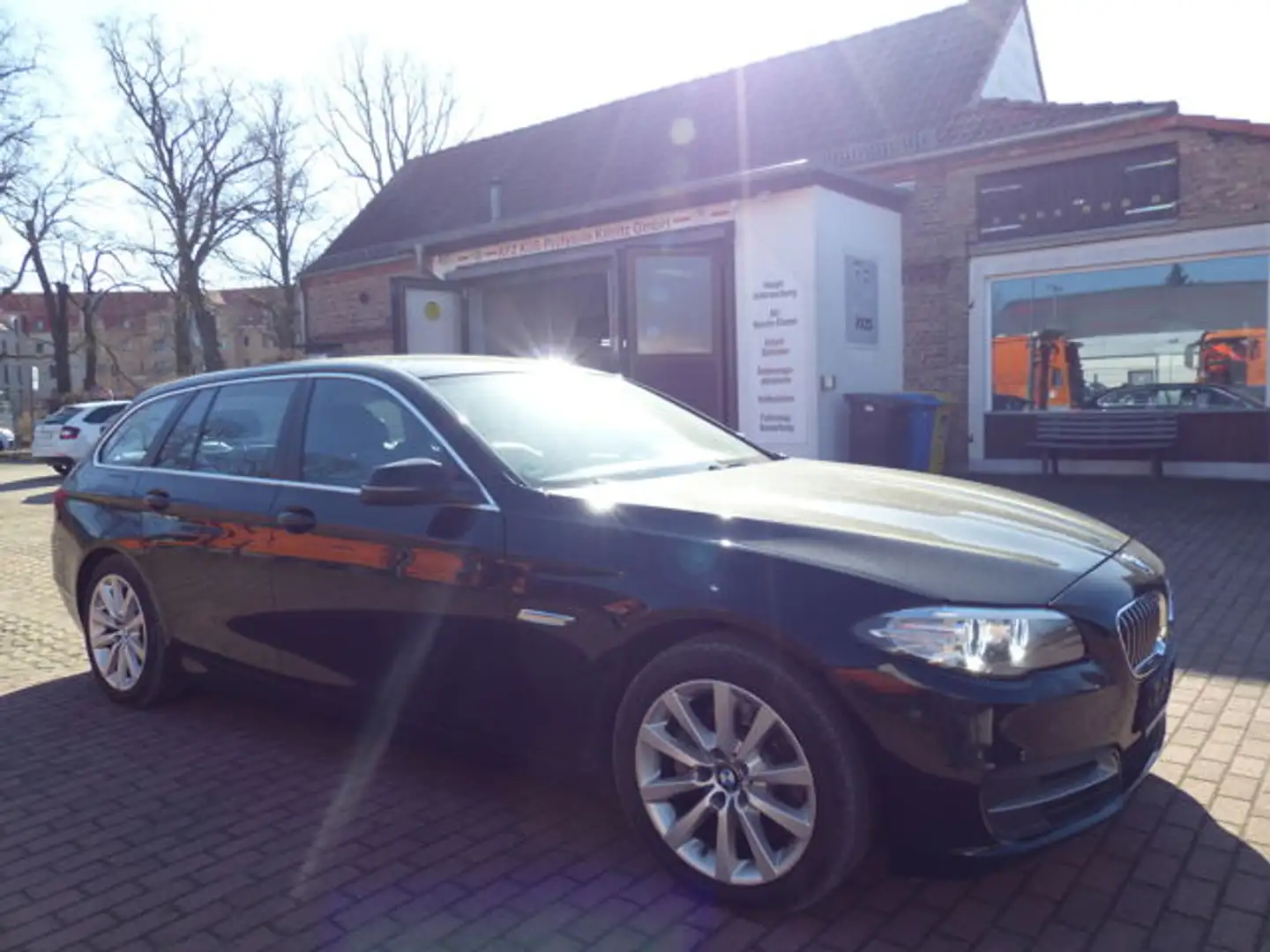 BMW 520 d Autom. Leder,Tempom.,Sitzh., AHK schwb. Zwart - 2