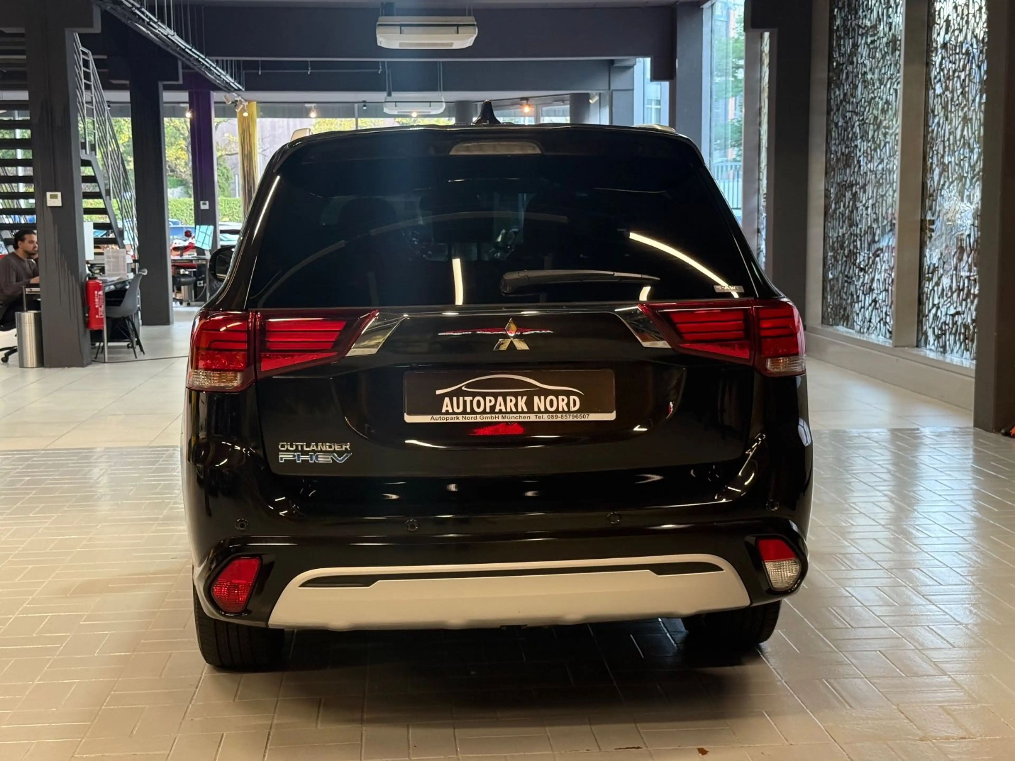 Mitsubishi Outlander 2.4 MIVEC PLUG-IN HYBRID 4WD Aut. LED — photo 6