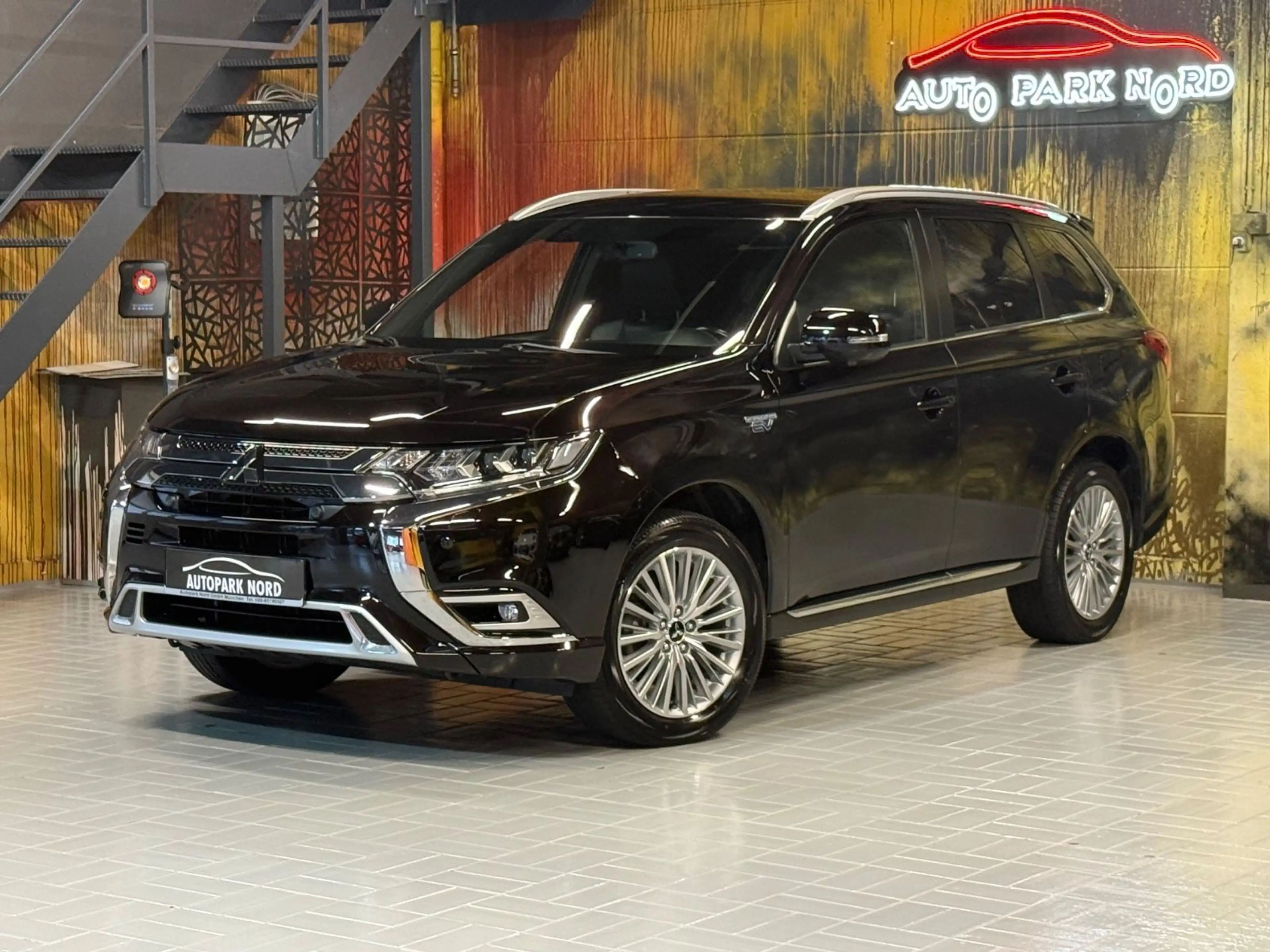 Mitsubishi Outlander 2.4 MIVEC PLUG-IN HYBRID 4WD Aut. LED — photo 3