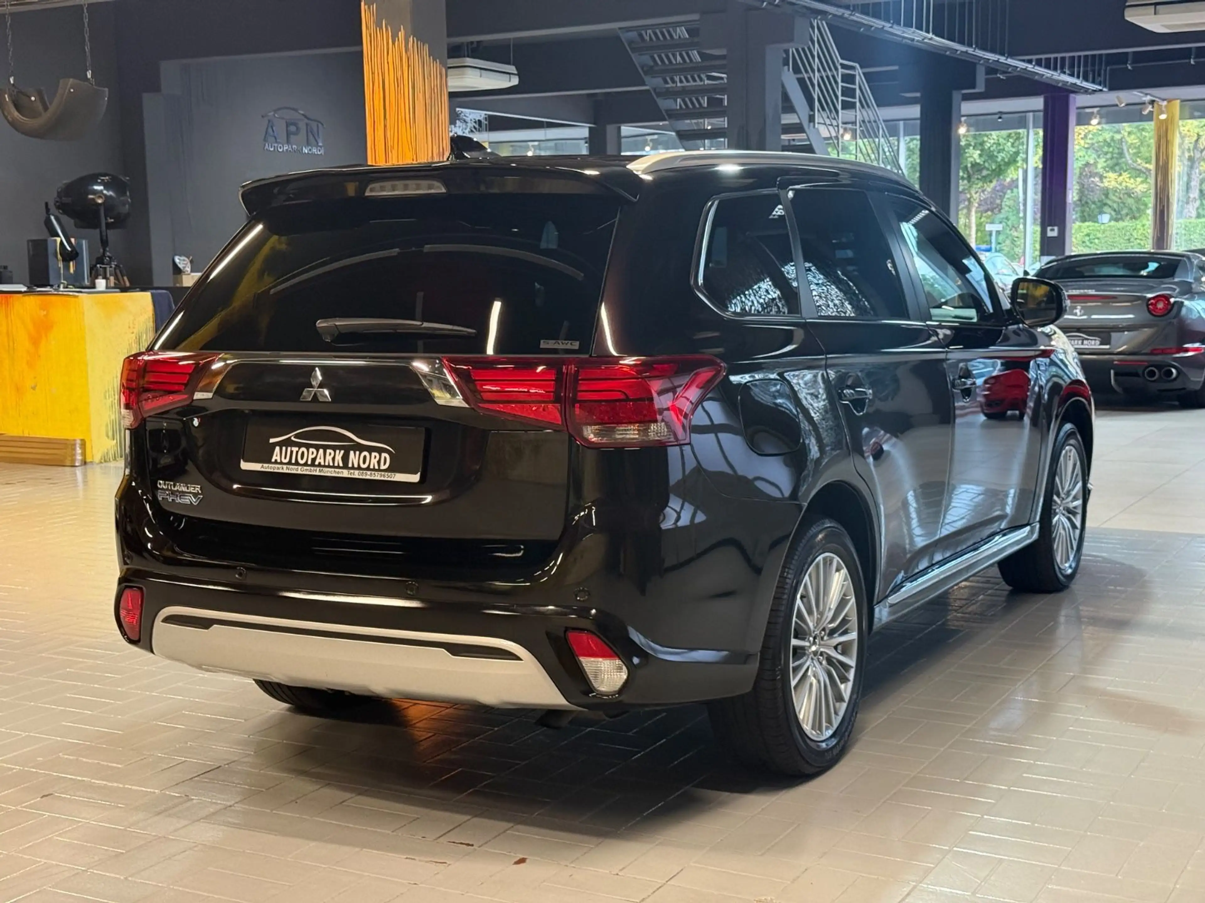 Mitsubishi Outlander 2.4 MIVEC PLUG-IN HYBRID 4WD Aut. LED — photo 7