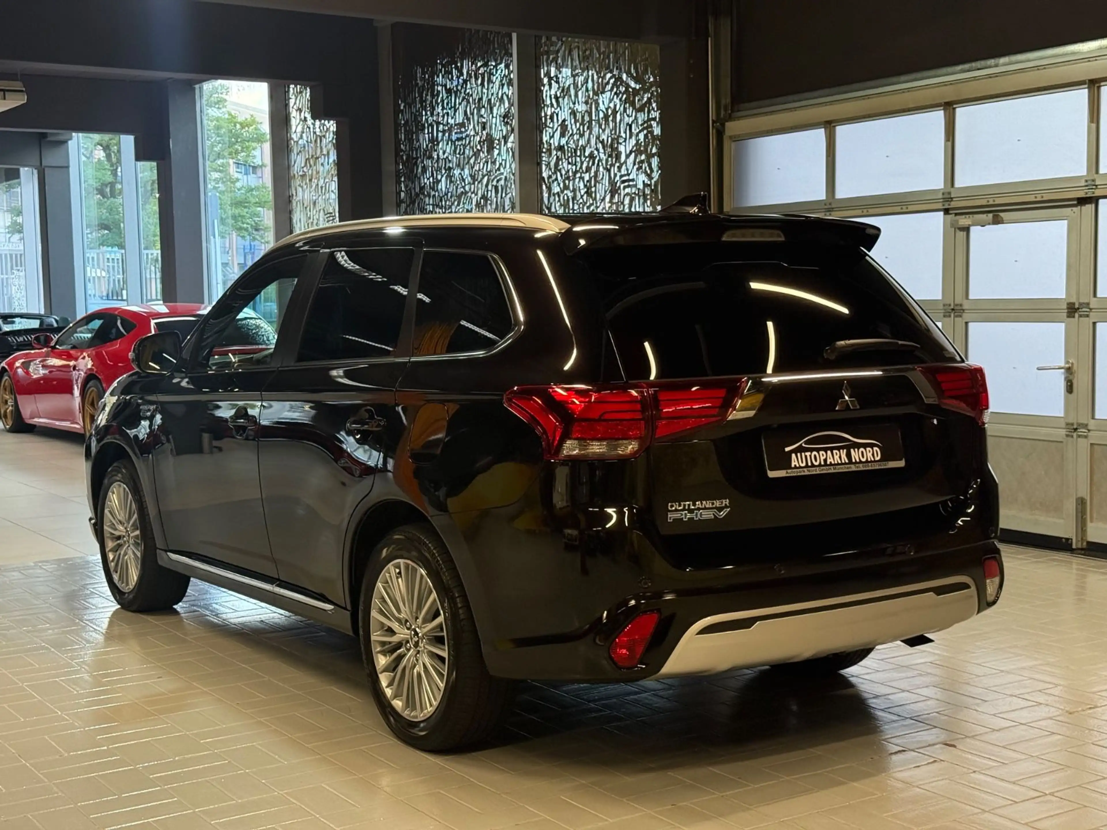Mitsubishi Outlander 2.4 MIVEC PLUG-IN HYBRID 4WD Aut. LED — photo 5