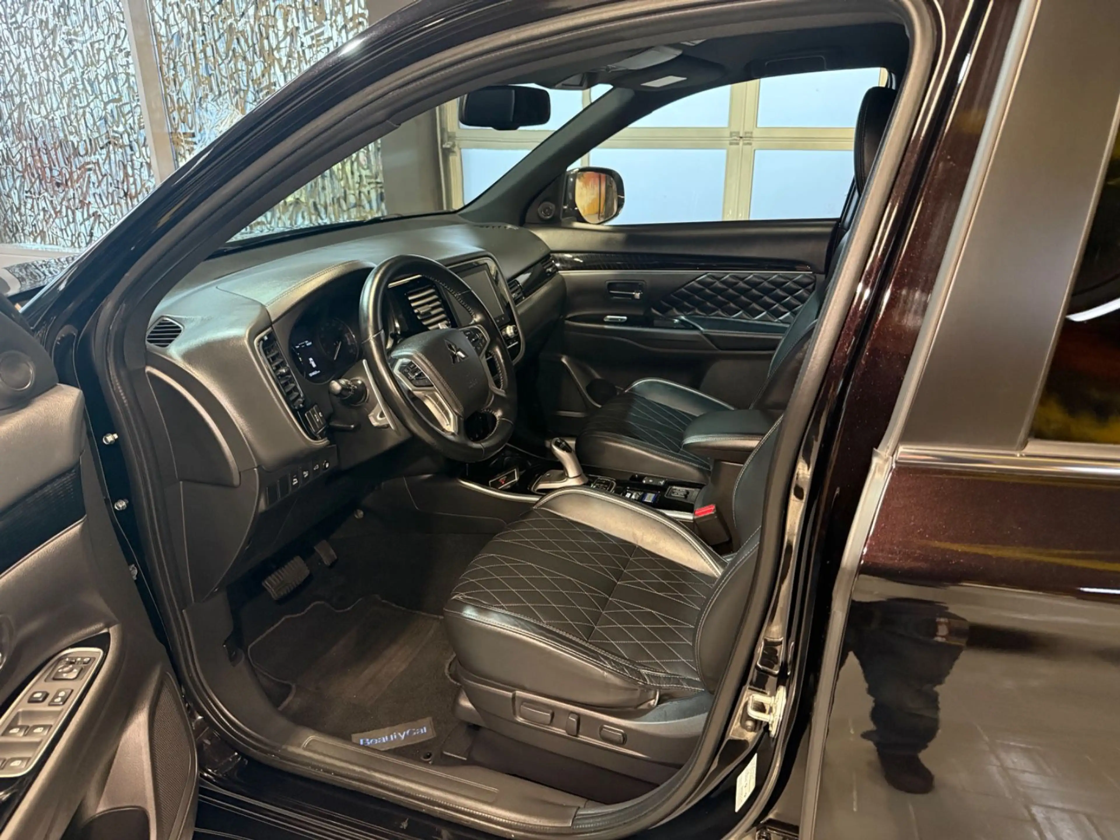 Mitsubishi Outlander 2.4 MIVEC PLUG-IN HYBRID 4WD Aut. LED — photo 12