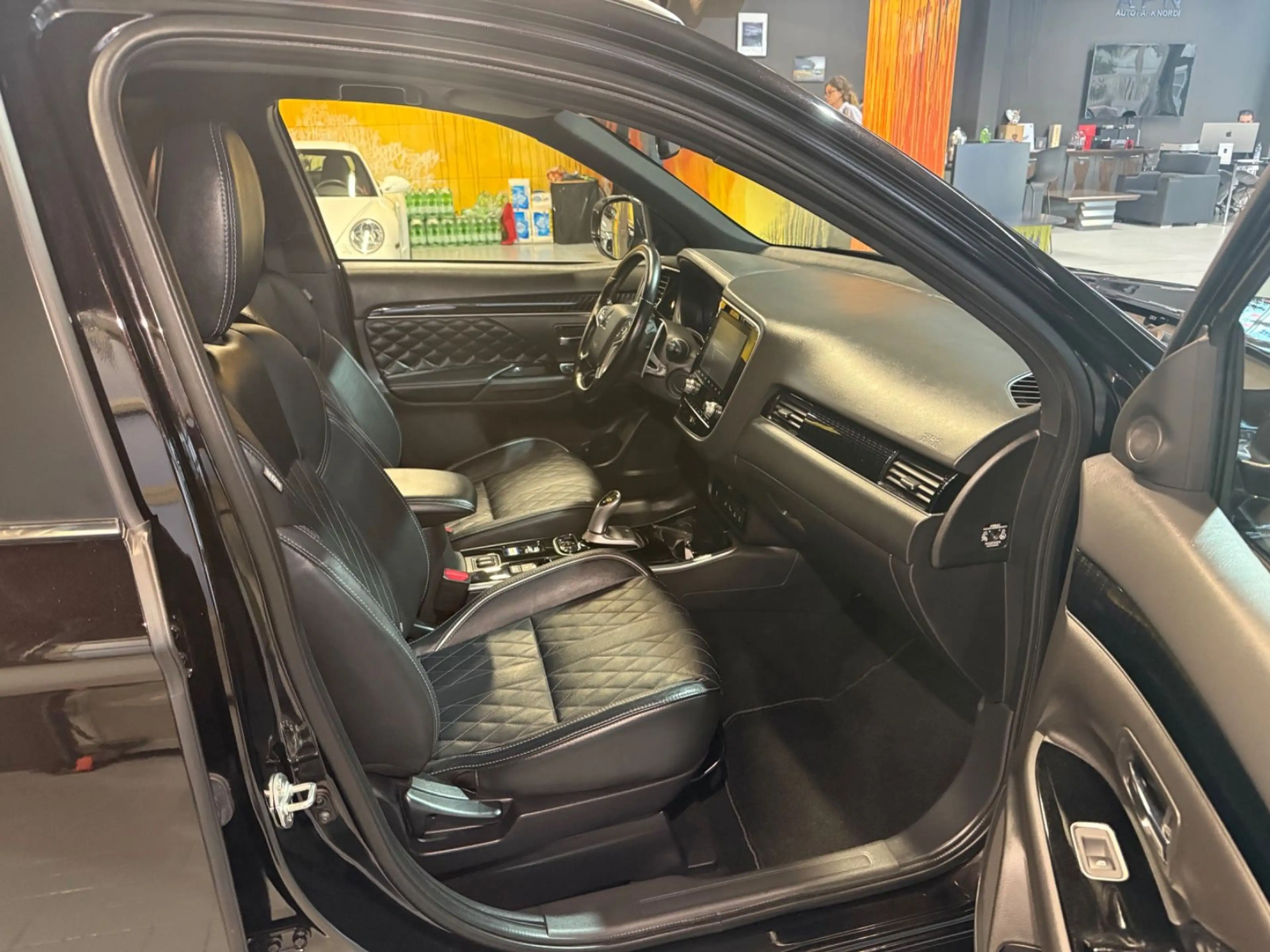 Mitsubishi Outlander 2.4 MIVEC PLUG-IN HYBRID 4WD Aut. LED — photo 15