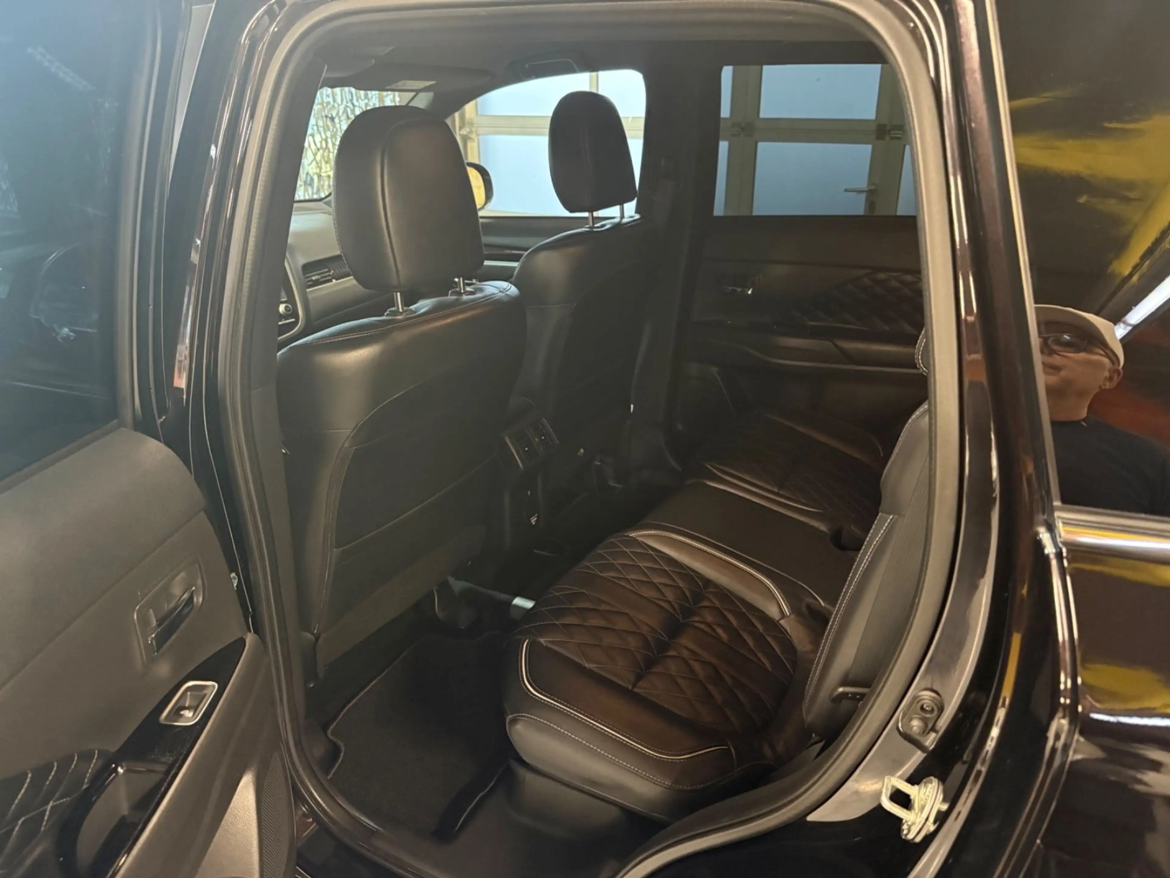 Mitsubishi Outlander 2.4 MIVEC PLUG-IN HYBRID 4WD Aut. LED — photo 13