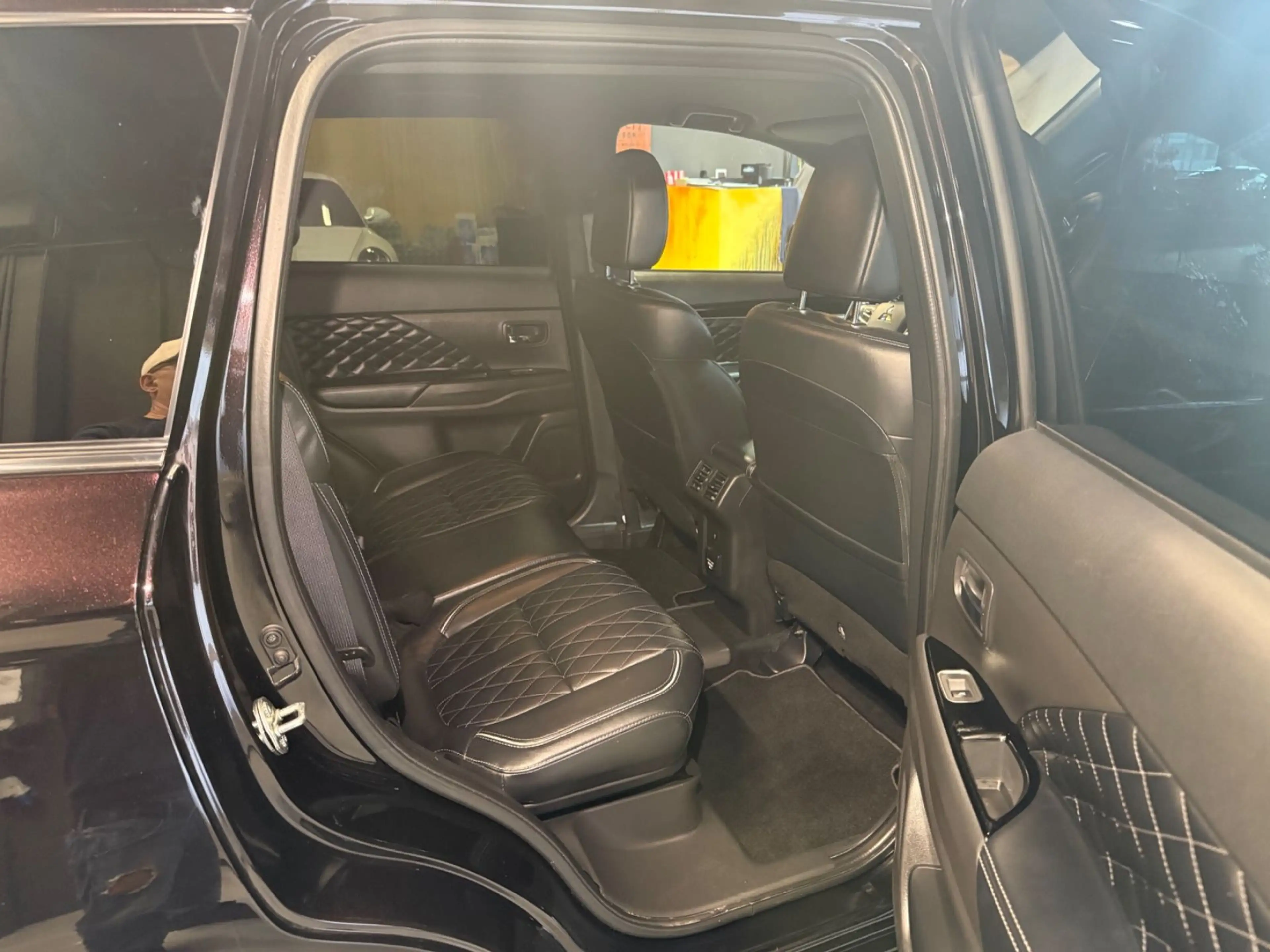 Mitsubishi Outlander 2.4 MIVEC PLUG-IN HYBRID 4WD Aut. LED — photo 14