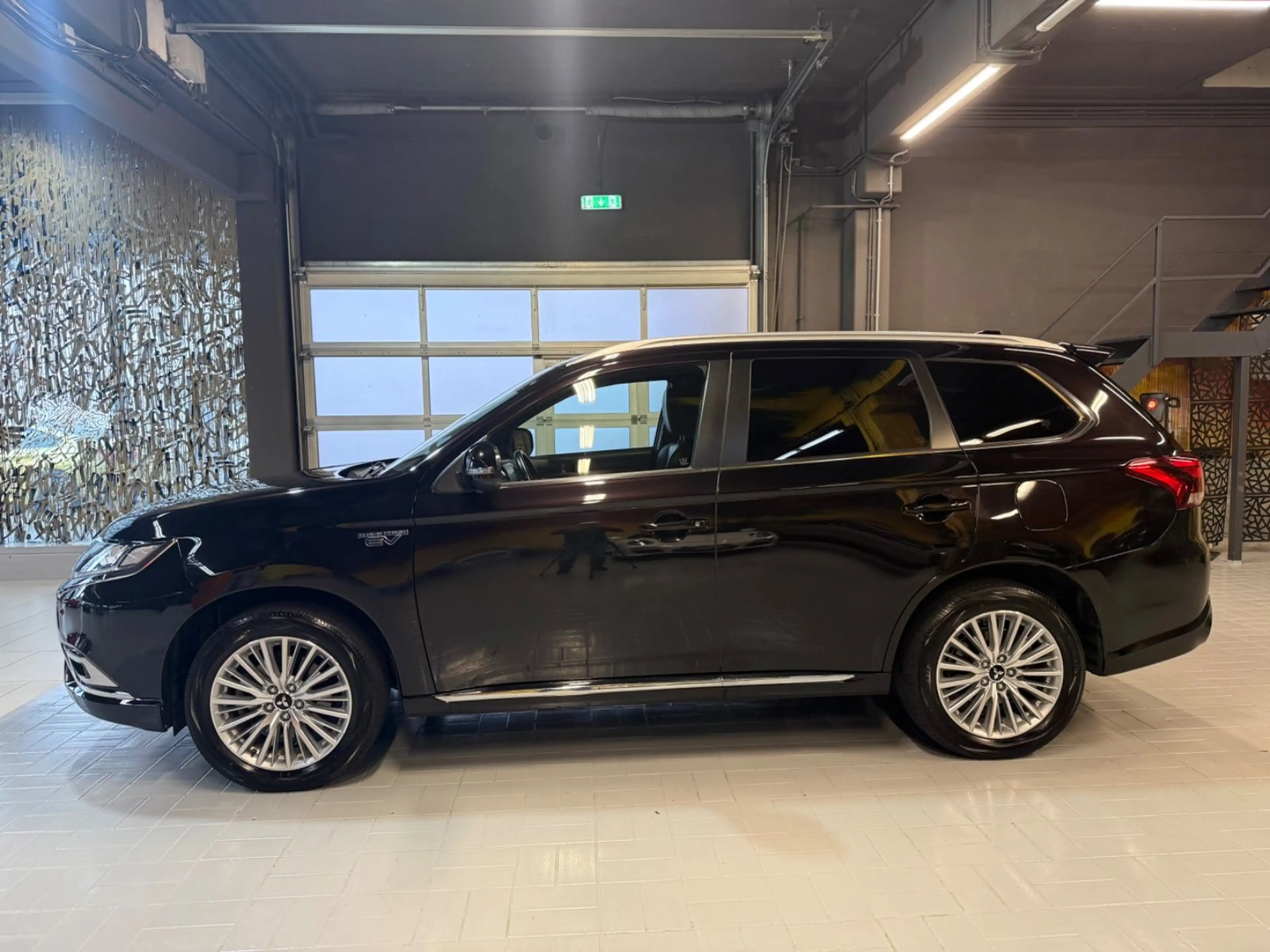 Mitsubishi Outlander 2.4 MIVEC PLUG-IN HYBRID 4WD Aut. LED — photo 4